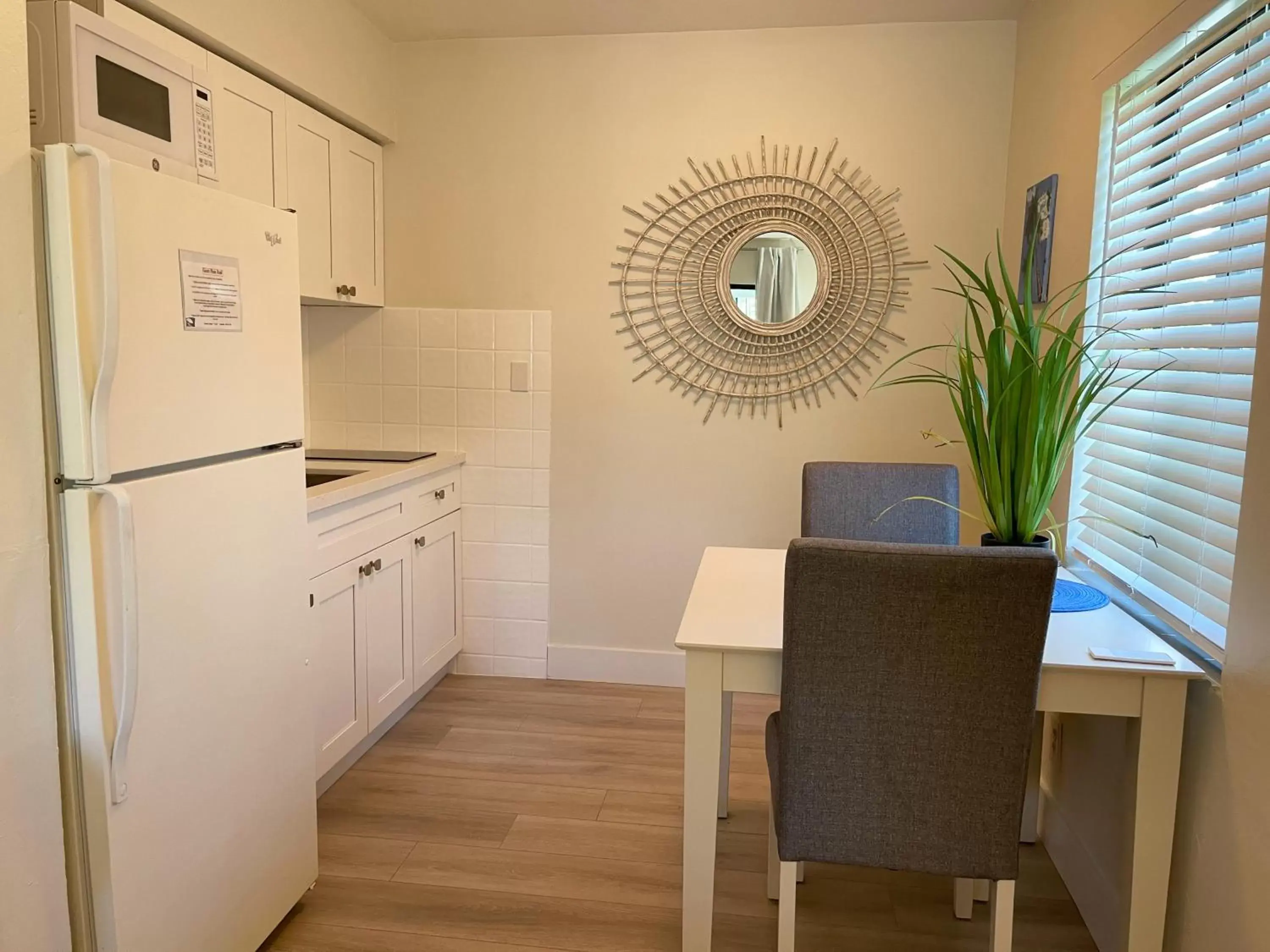 Kitchen/Kitchenette in Tropic Isle Beach Resort