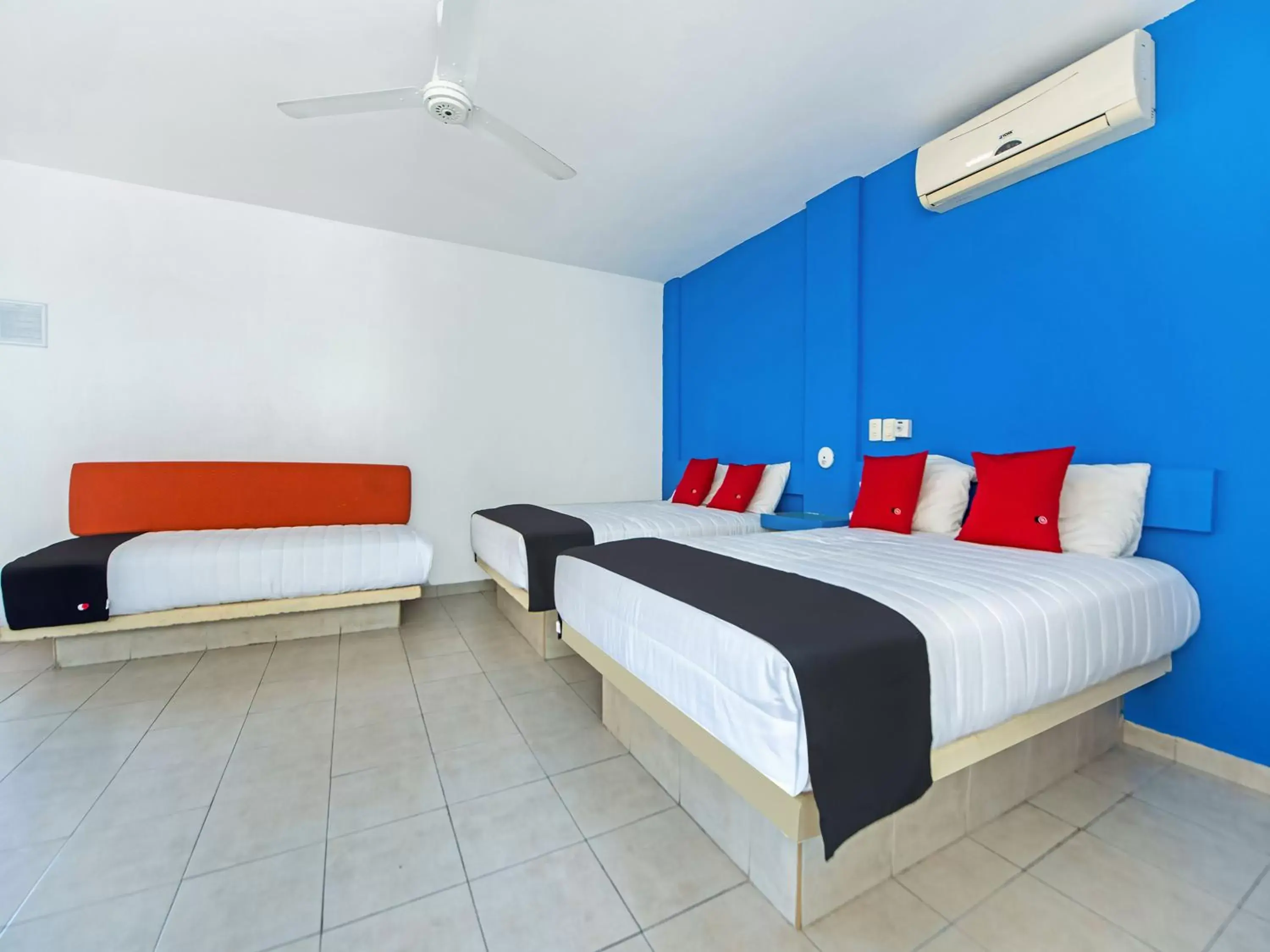 Photo of the whole room, Bed in Capital O Hotel El Mejicano, Acapulco