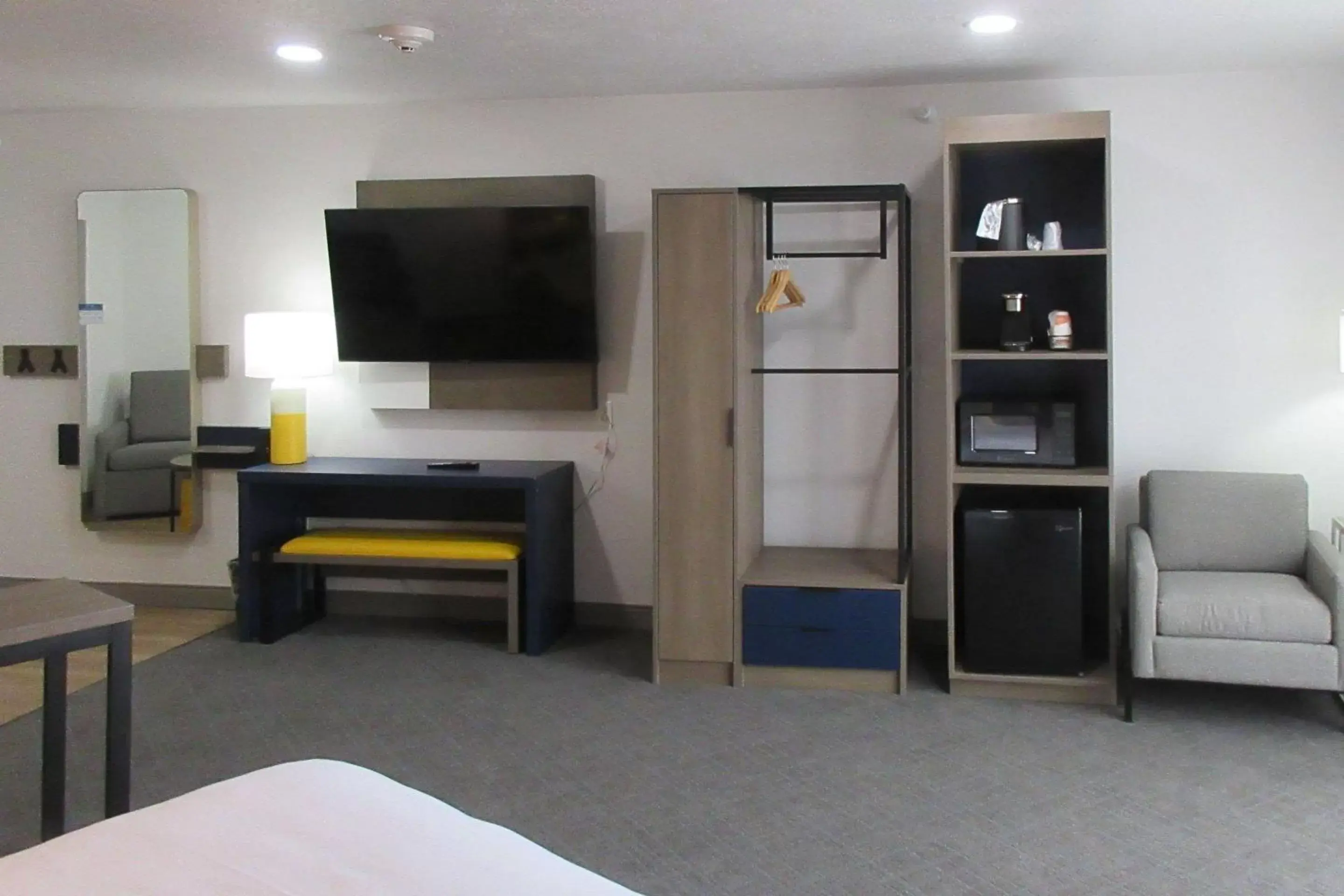 Bedroom, TV/Entertainment Center in Comfort Suites Idaho Falls