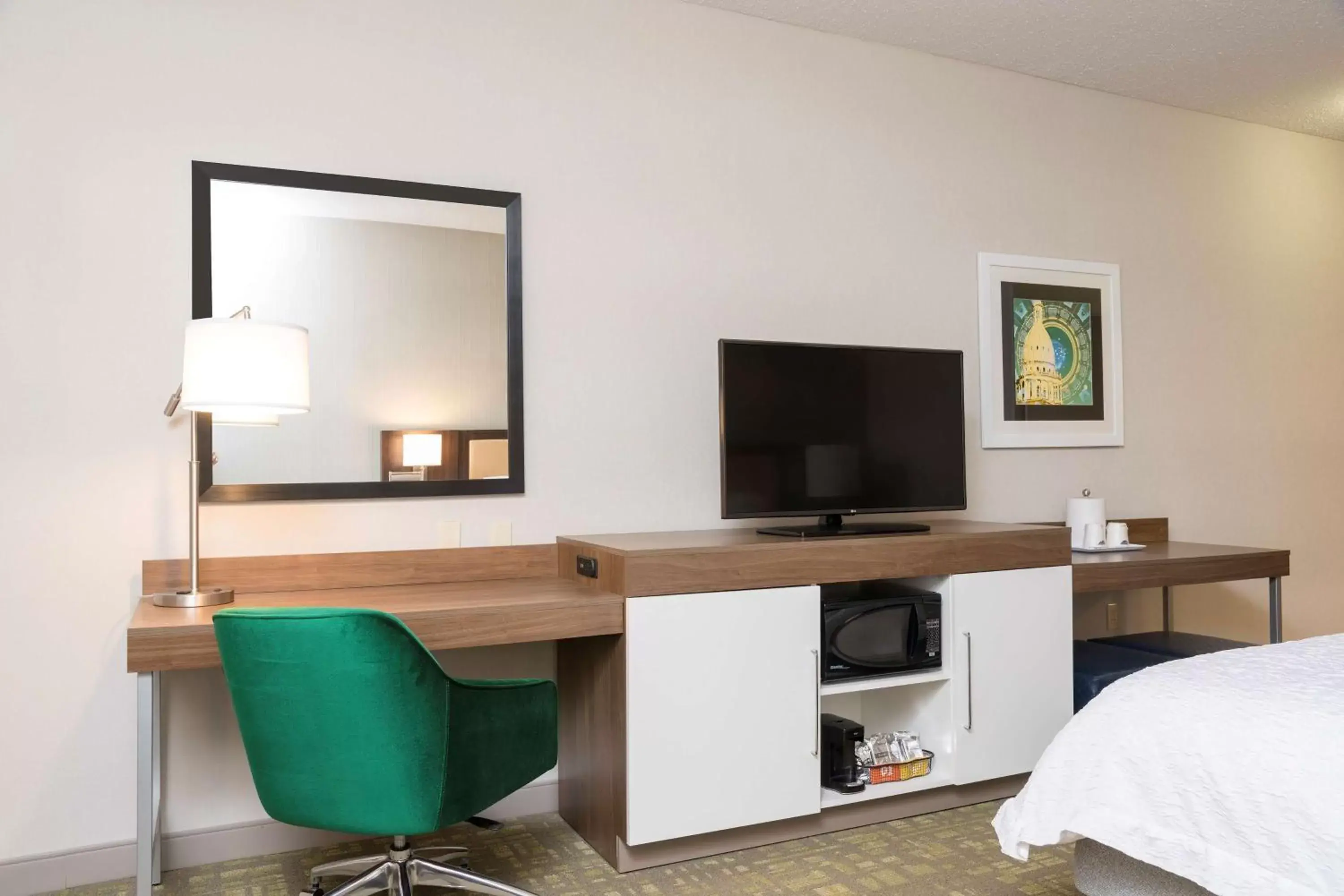 Bedroom, TV/Entertainment Center in Hampton Inn & Suites East Lansing