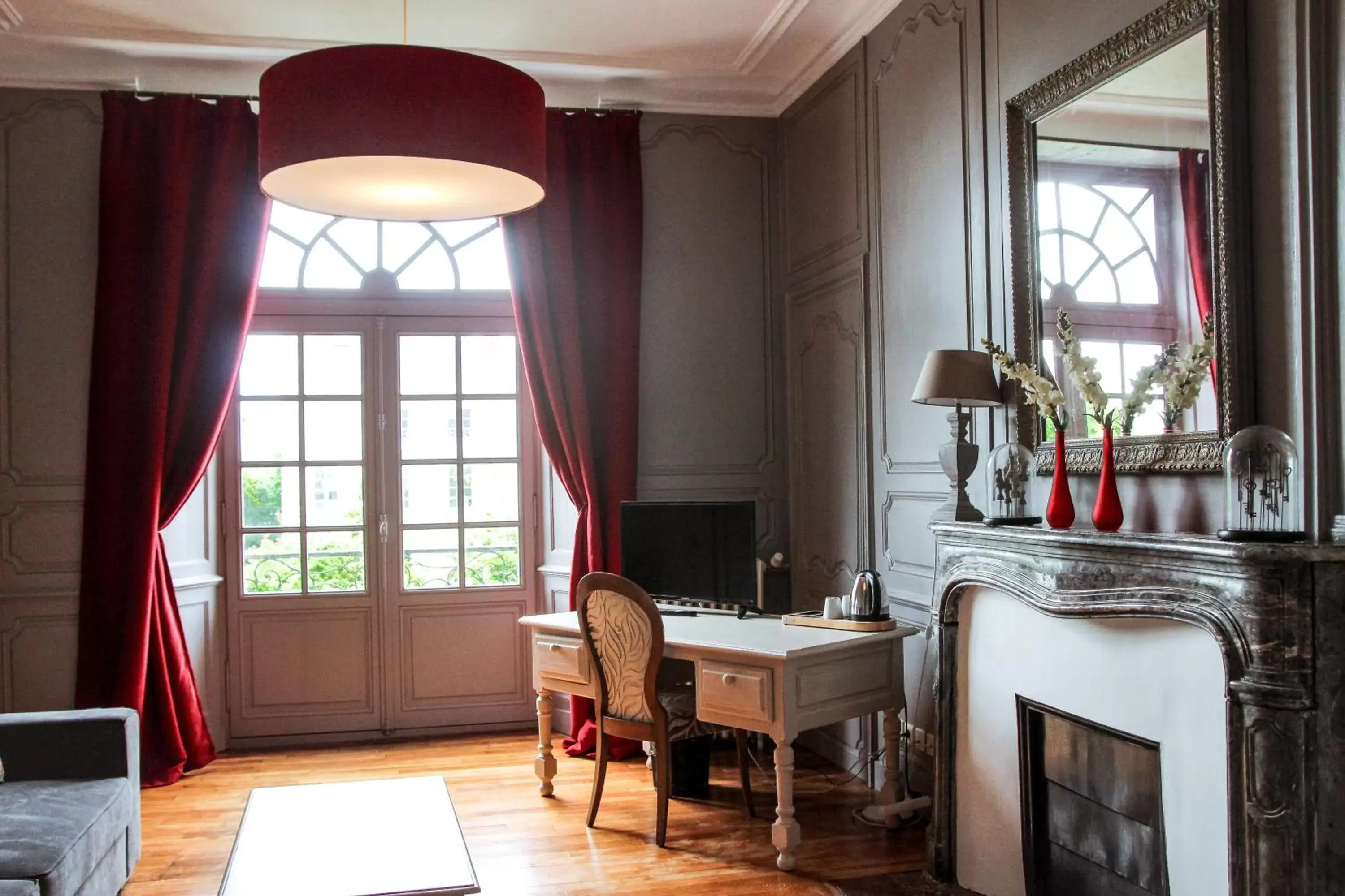 Bedroom, TV/Entertainment Center in Hôtel & Spa Perier Du Bignon