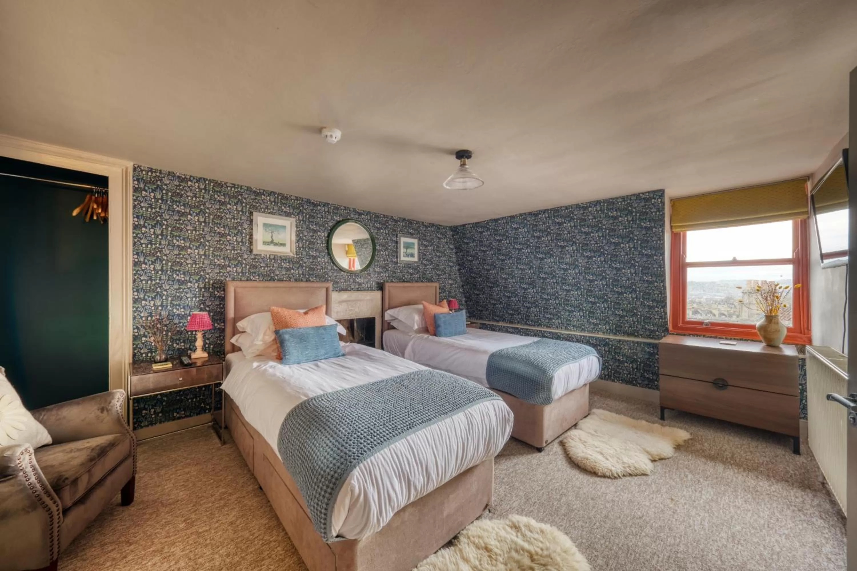 Photo of the whole room, Bed in Hill House