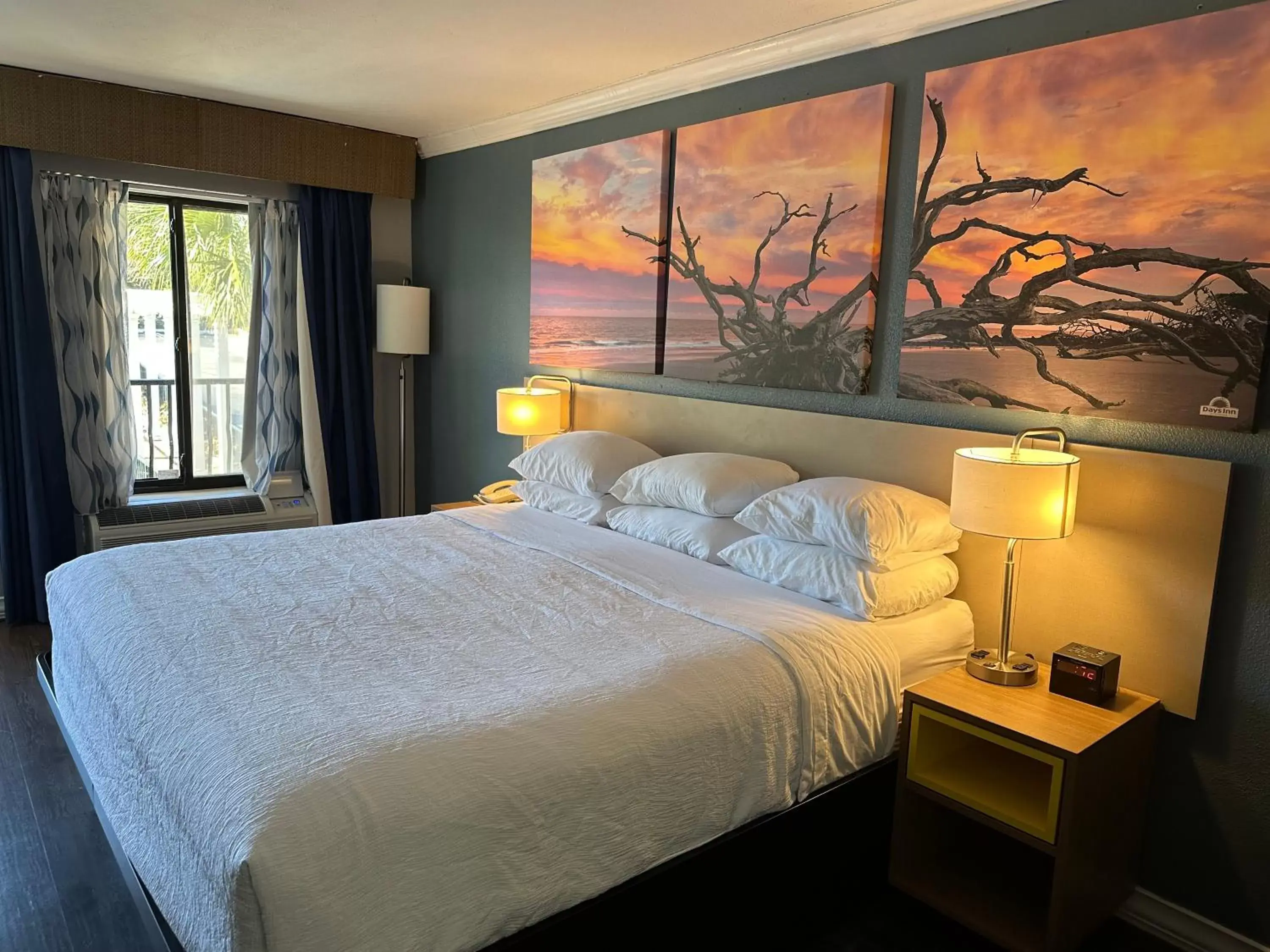 Bed in Days Inn by Wyndham Pensacola - Historic Downtown