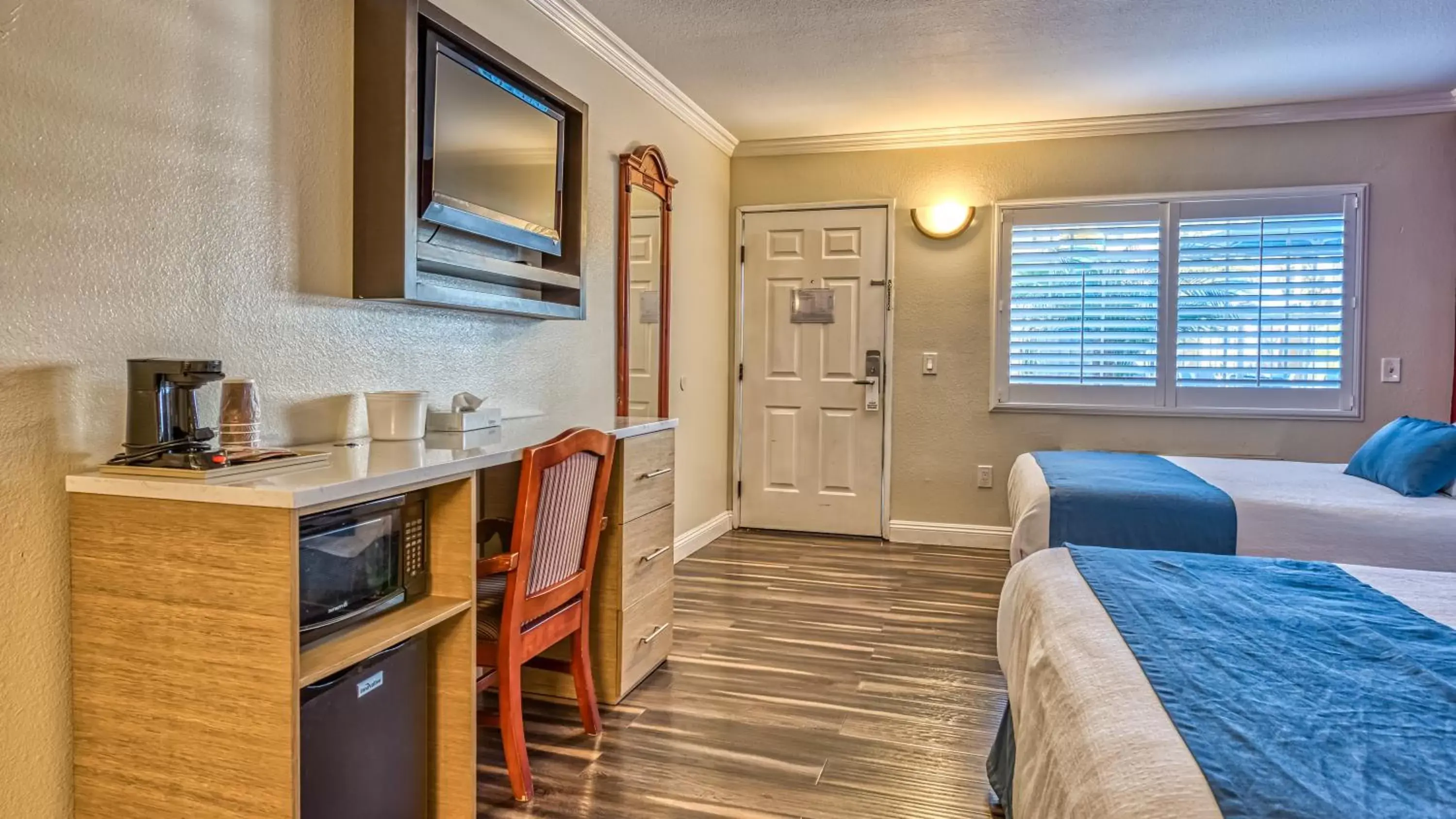 Photo of the whole room, Kitchen/Kitchenette in Hollywood City Inn