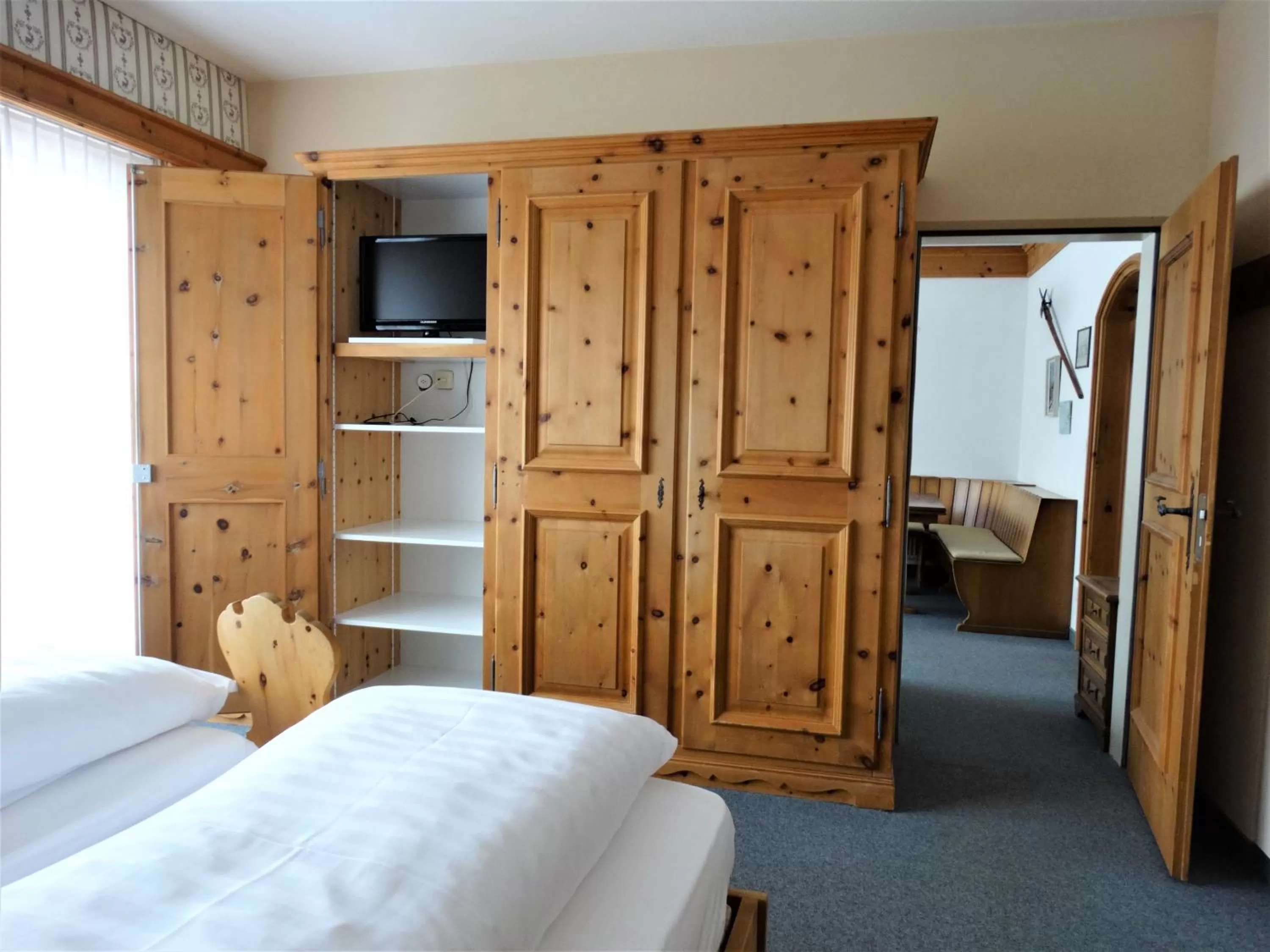 Bedroom, TV/Entertainment Center in Hotel Bündnerhof