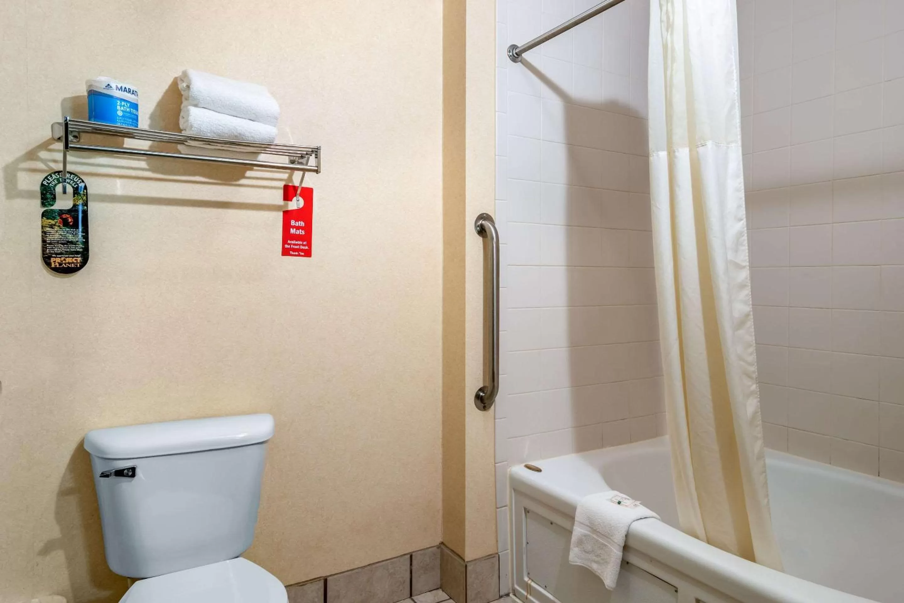 Photo of the whole room in Quality Inn Bend North