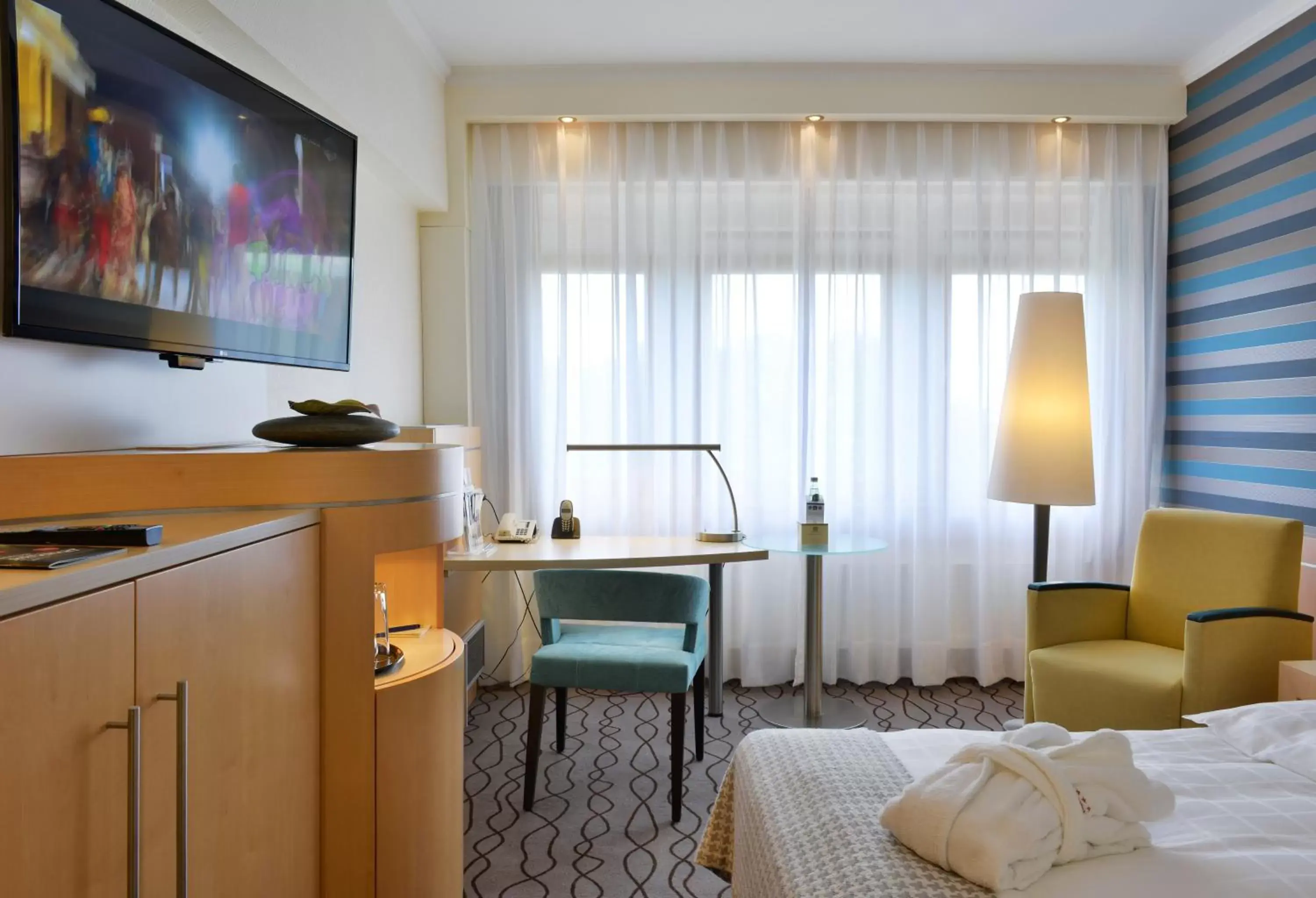 Bedroom, TV/Entertainment Center in Best Western Premier Parkhotel Kronsberg