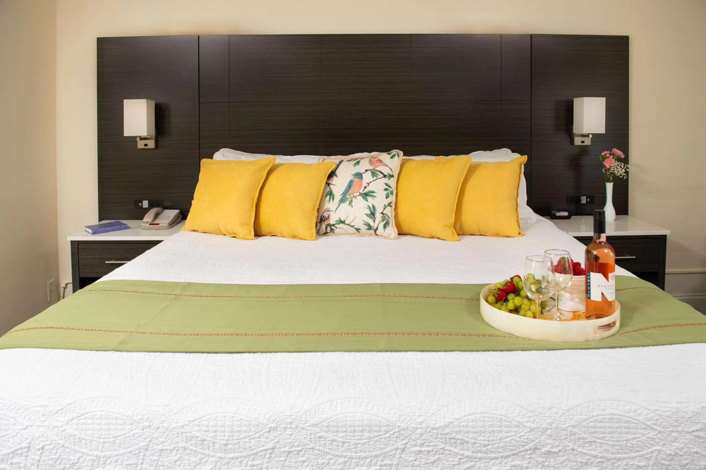 Bedroom, Bed in Rodeway Inn Middletown - Newport