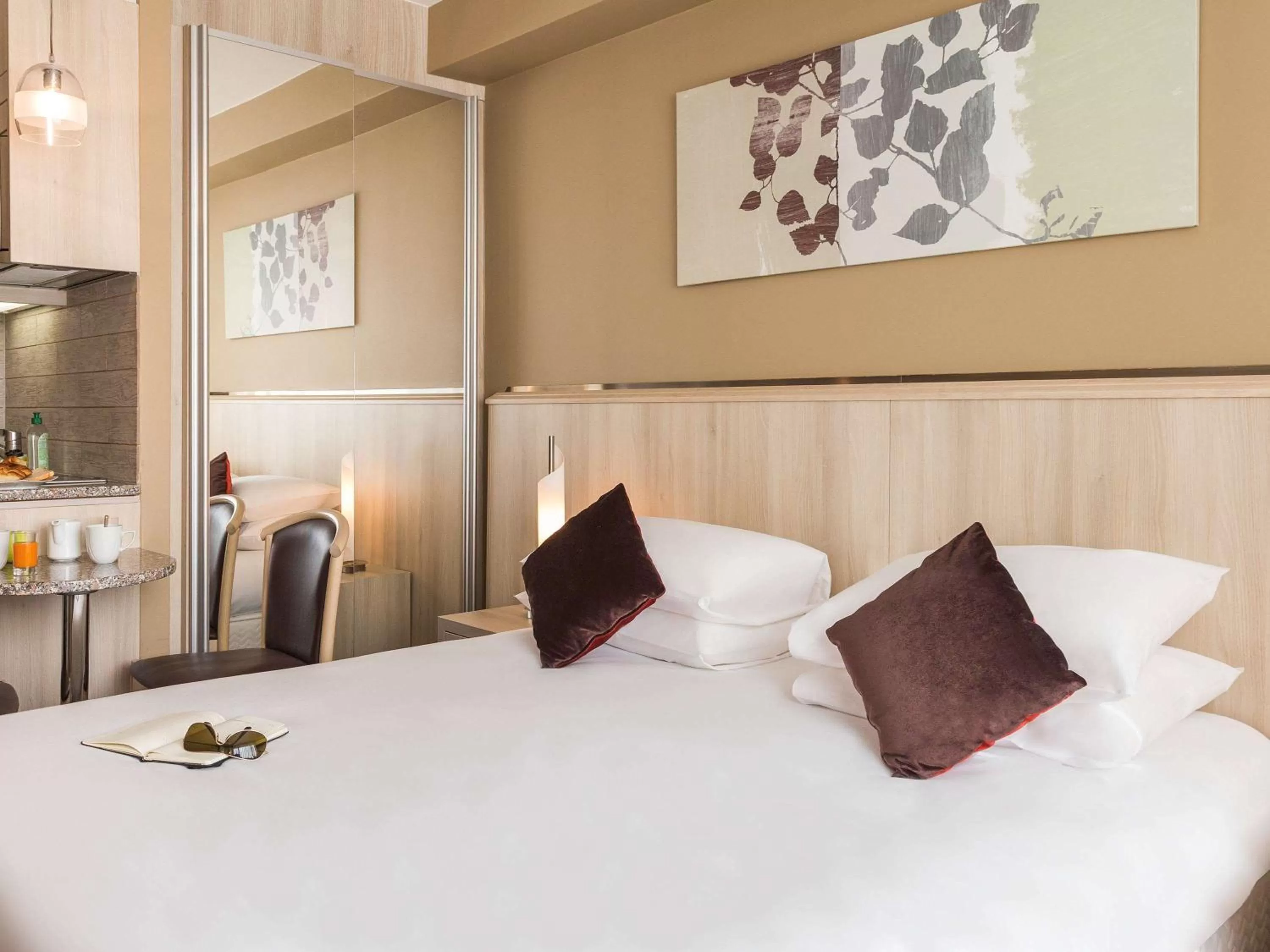 Photo of the whole room, Bed in Aparthotel Adagio Genève Mont-Blanc