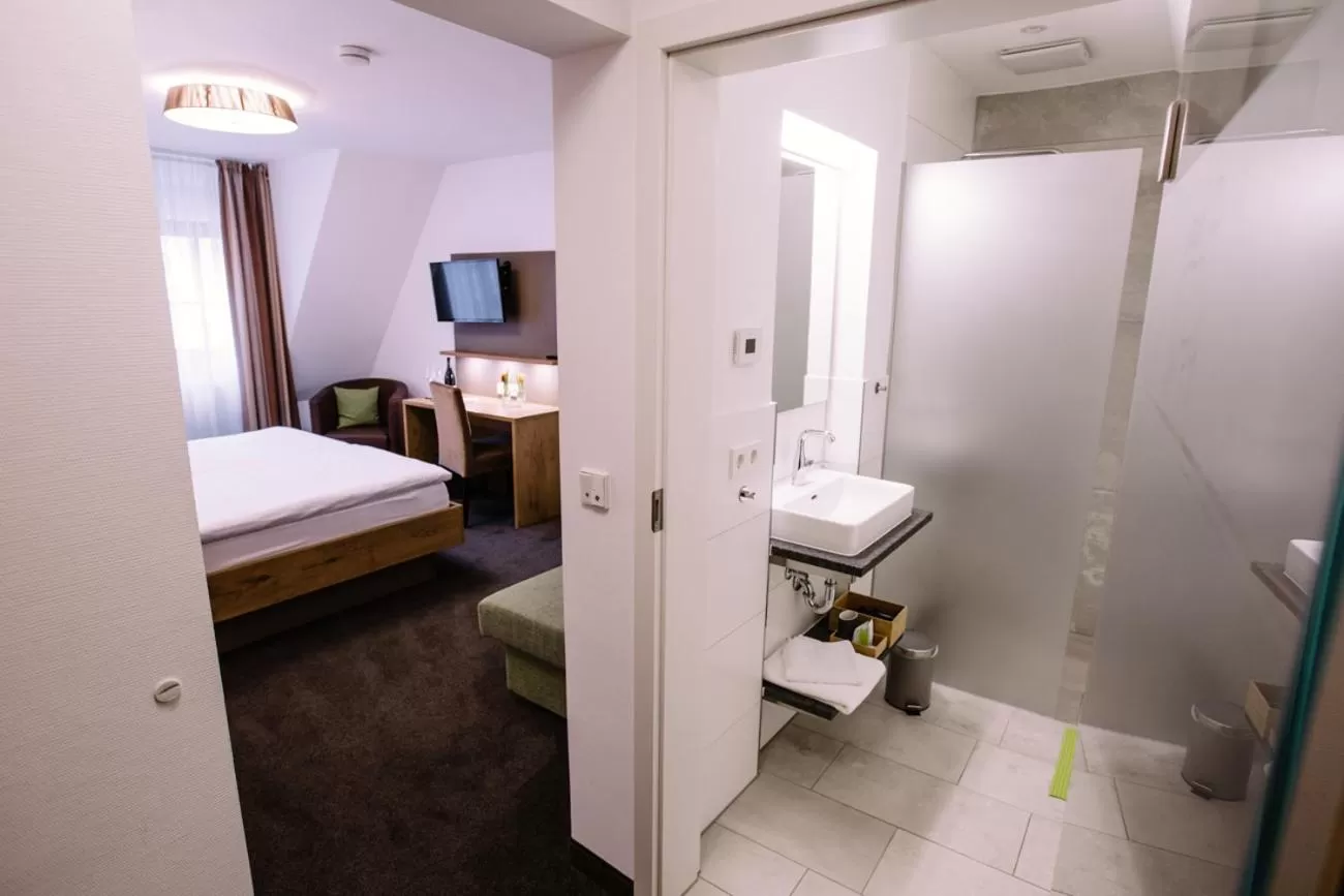 Bathroom, Bed in Hotel Restaurant Lamm Rosswag