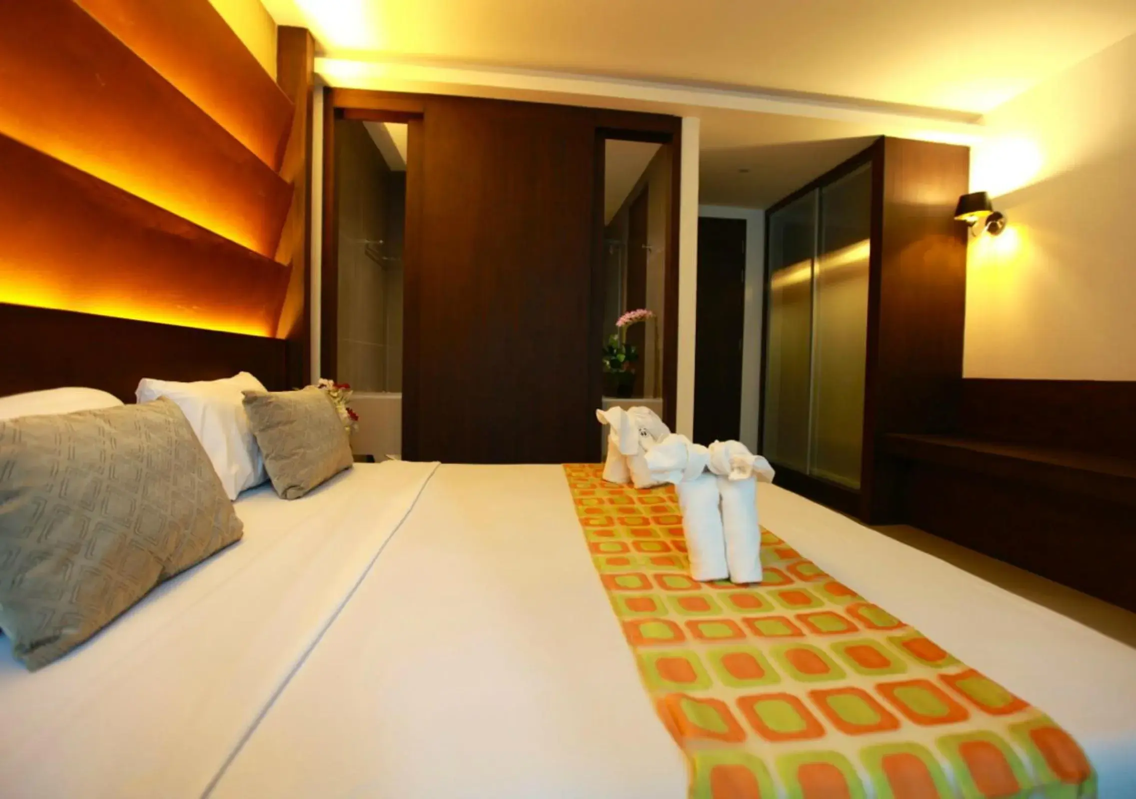 Photo of the whole room, Bed in The Bangkok Major Suite