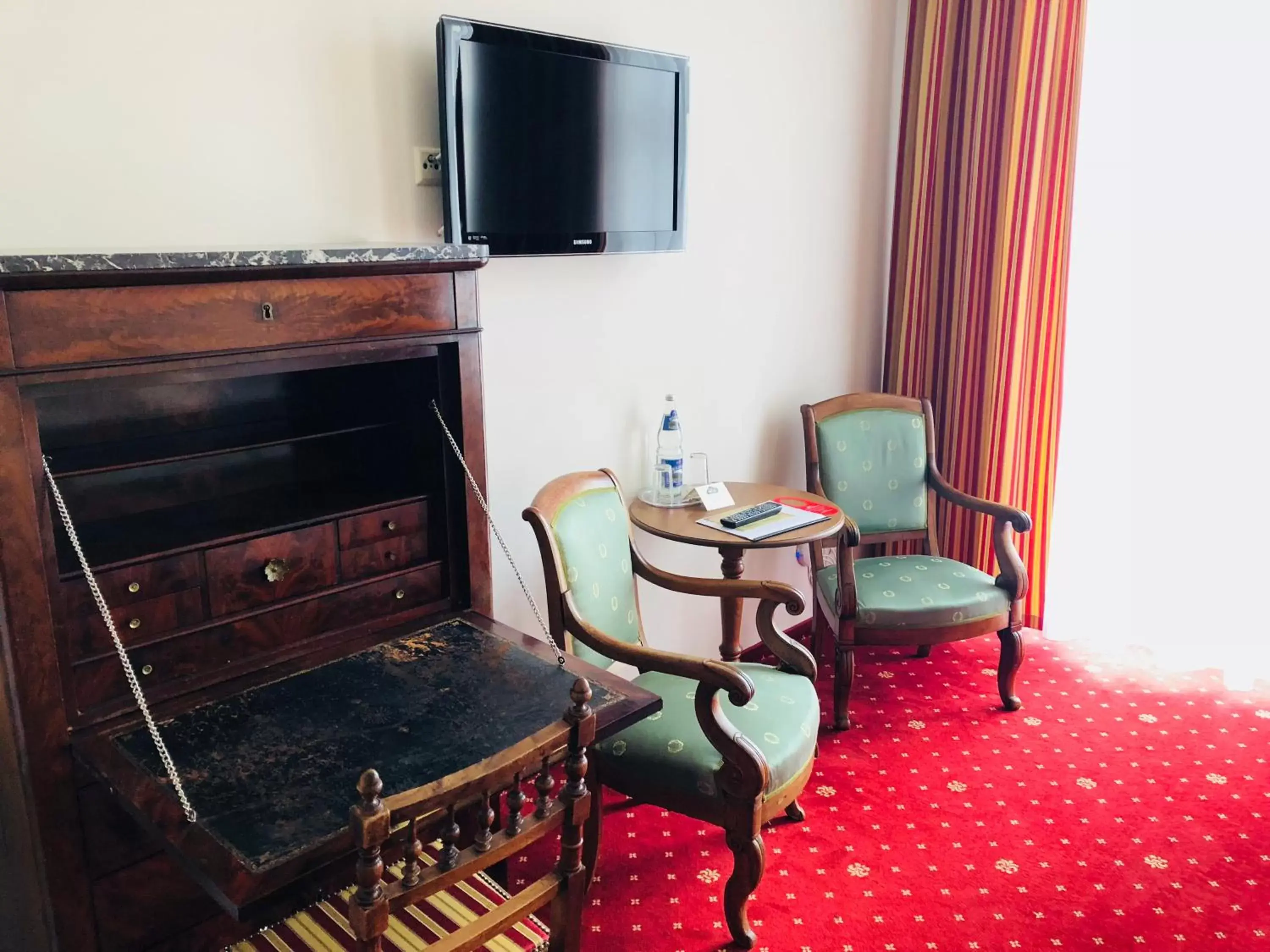 Seating area, TV/Entertainment Center in Hotel Alt Görlitz