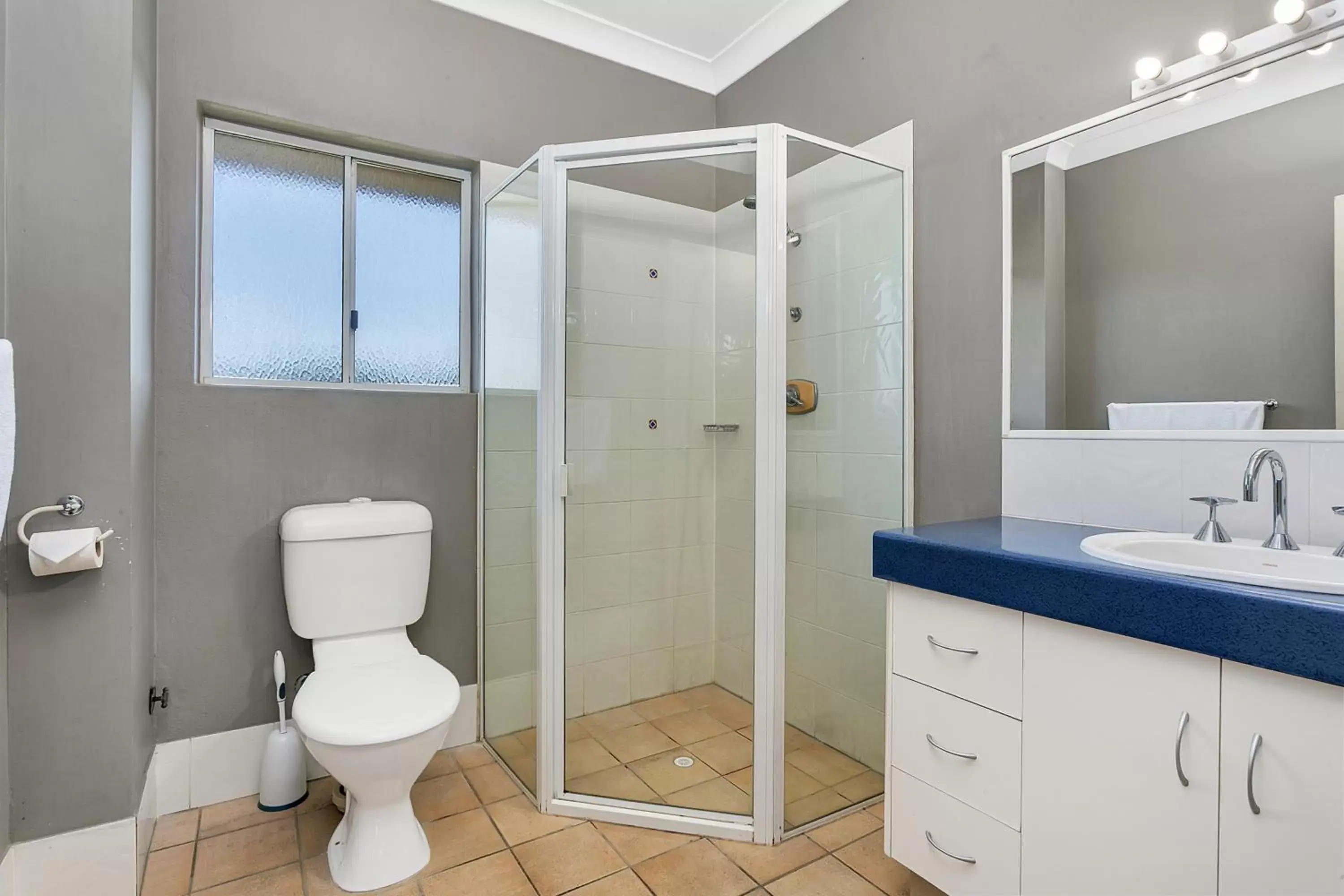 Bathroom in Cairns Reef Apartments & Motel