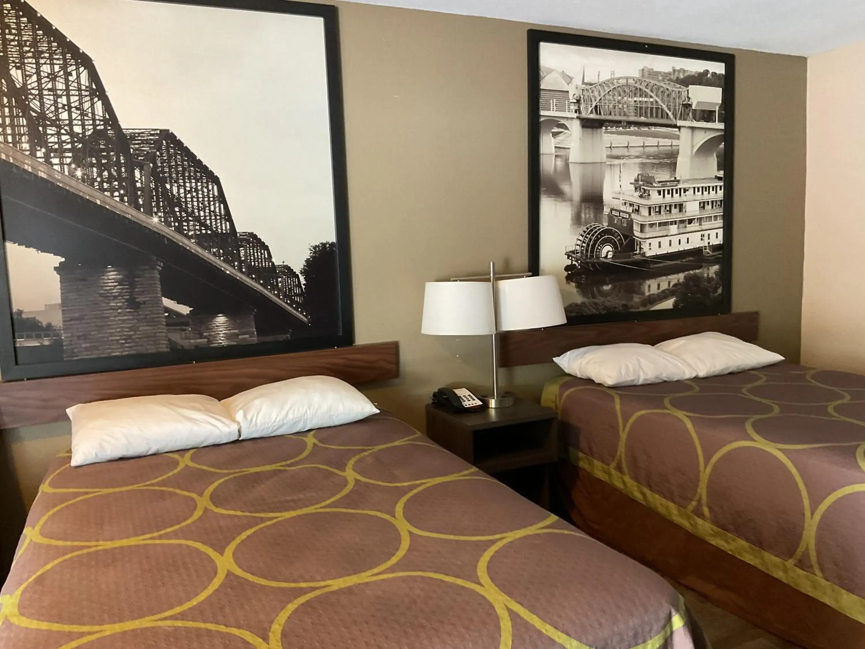 Bedroom, Bed in Super 8 by Wyndham Chattanooga/East Ridge