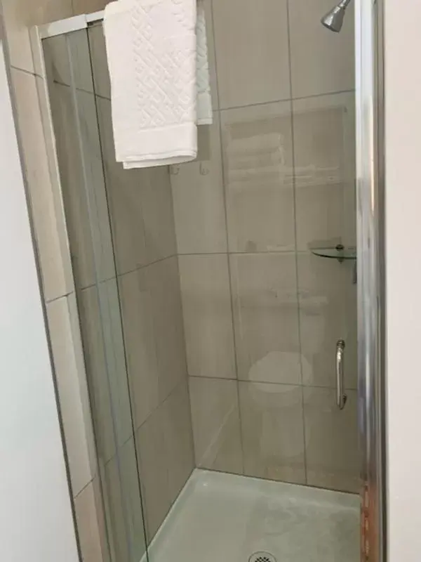 Shower, Bathroom in Winzig Lodge