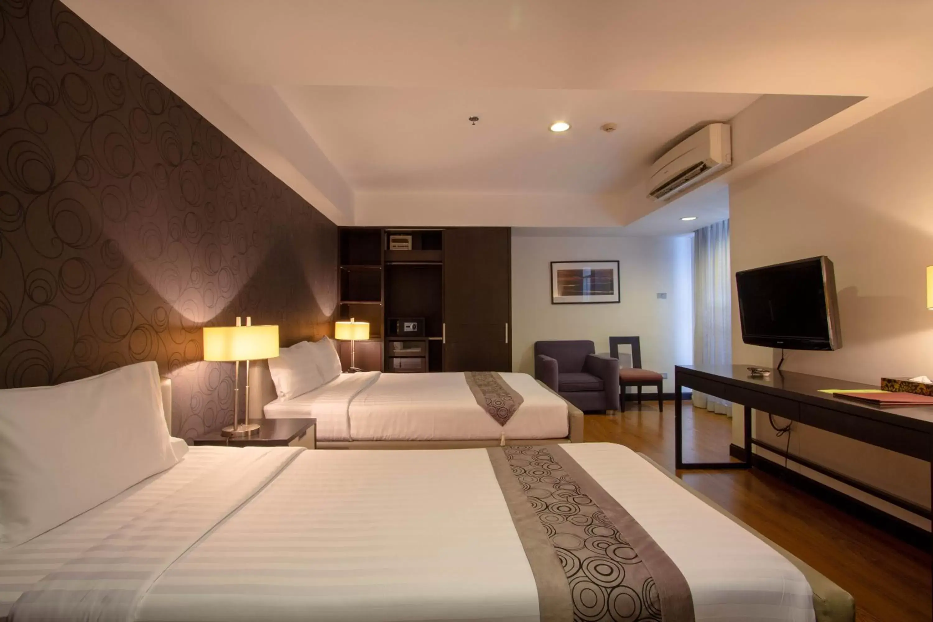 Photo of the whole room, Bed in Lily Hotel Bangkok