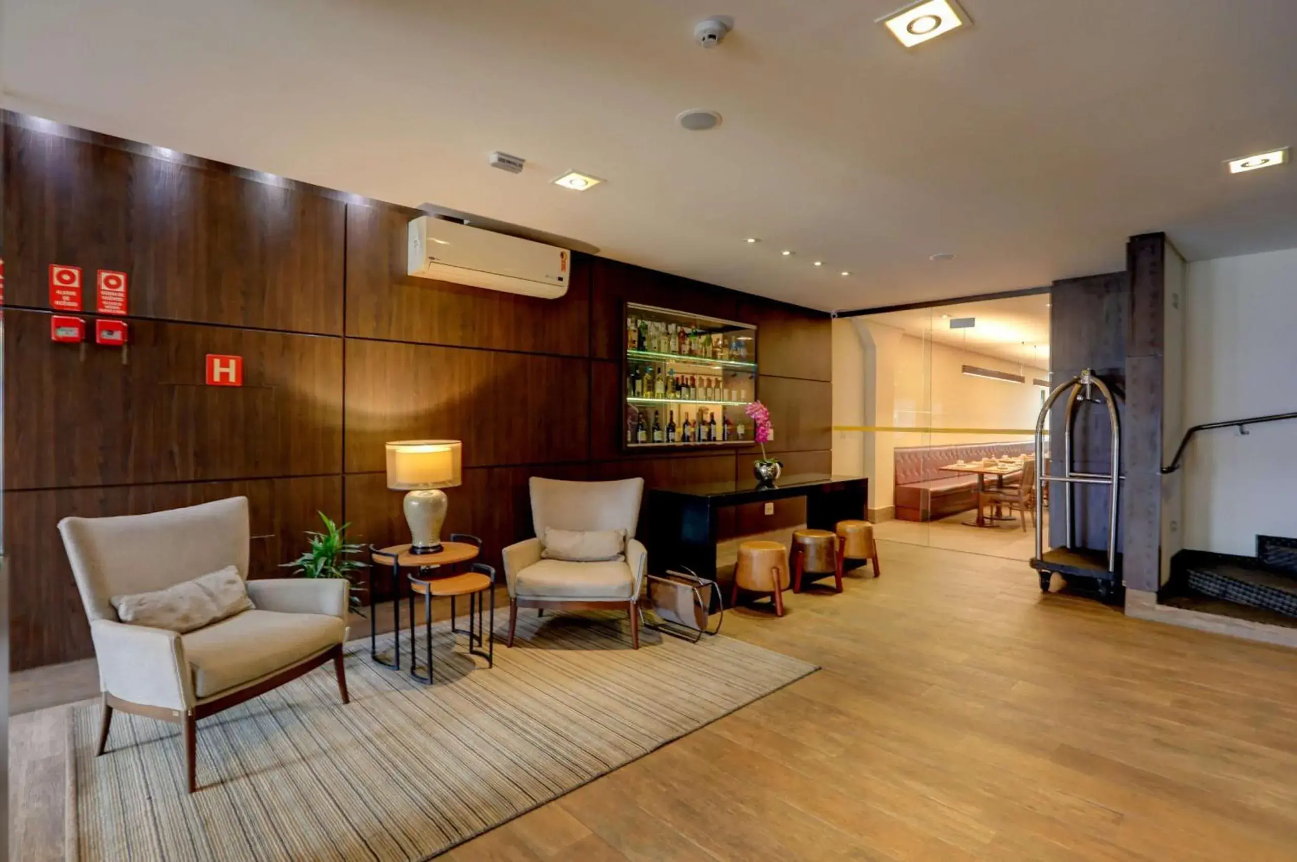 Living room, Lobby/Reception in Cordilheira Hotel