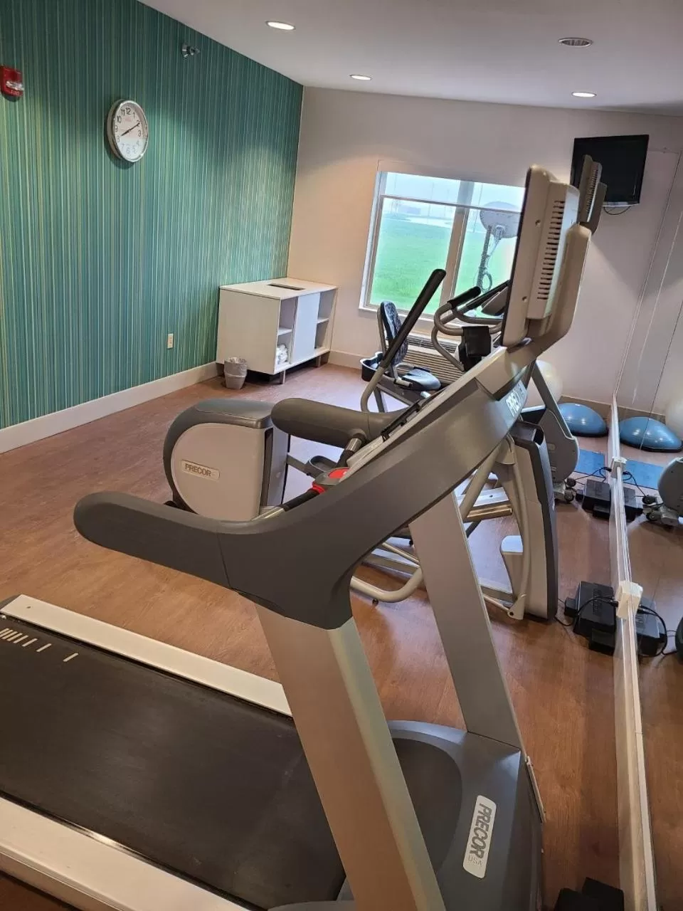 Fitness centre/facilities in Holiday Inn Express Hotel & Suites Sheldon by IHG