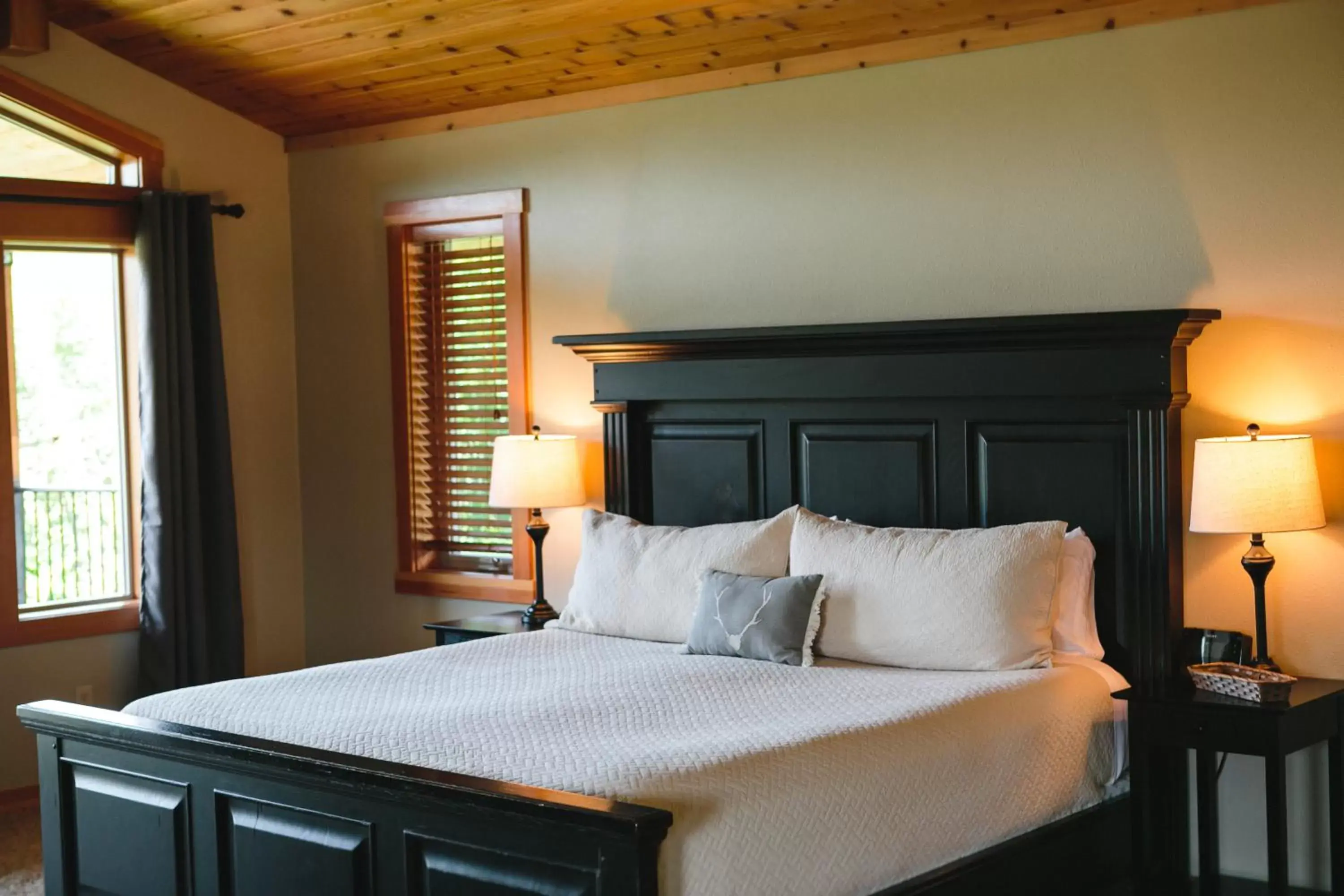 Bedroom, Bed in Mt Gardner Inn