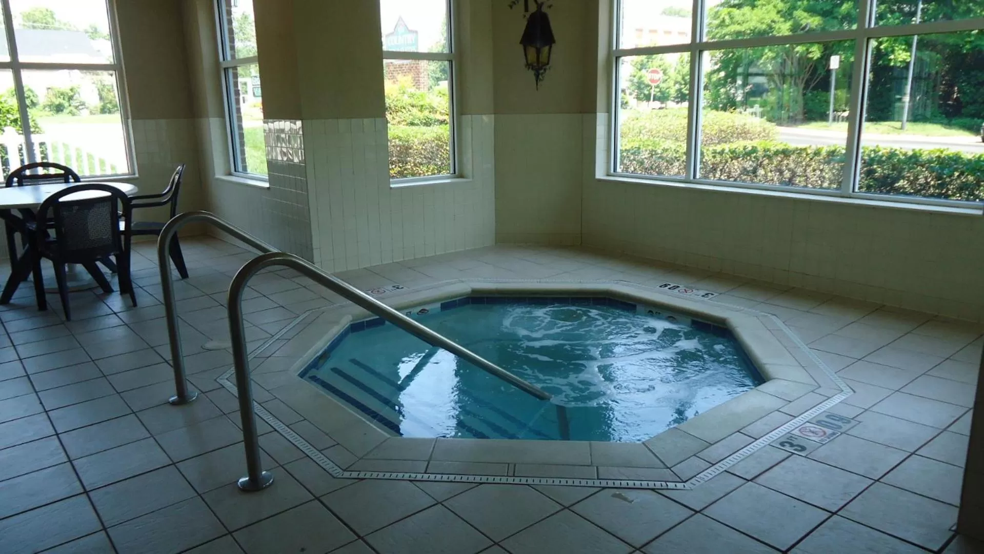Swimming pool in Country Inn & Suites by Radisson, Williamsburg Historic Area, VA
