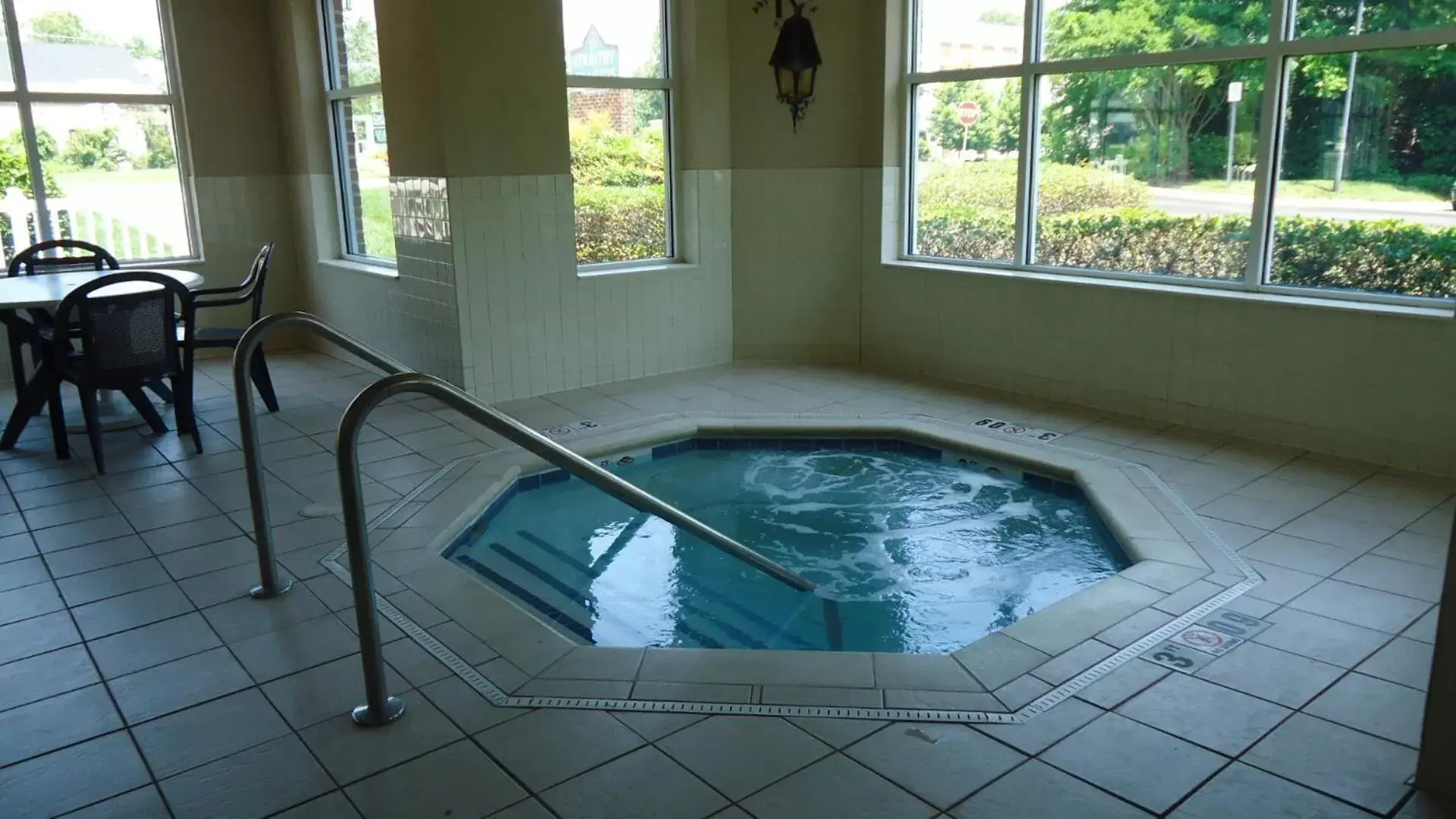 Swimming Pool in Country Inn & Suites by Radisson, Williamsburg Historic Area, VA