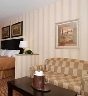 Queen Suite with Two Queen Beds - Non-Smoking in Comfort Suites Edinboro Queen Suite with Two Queen Beds - Non-Smoking in Comfort Suites Edinboro