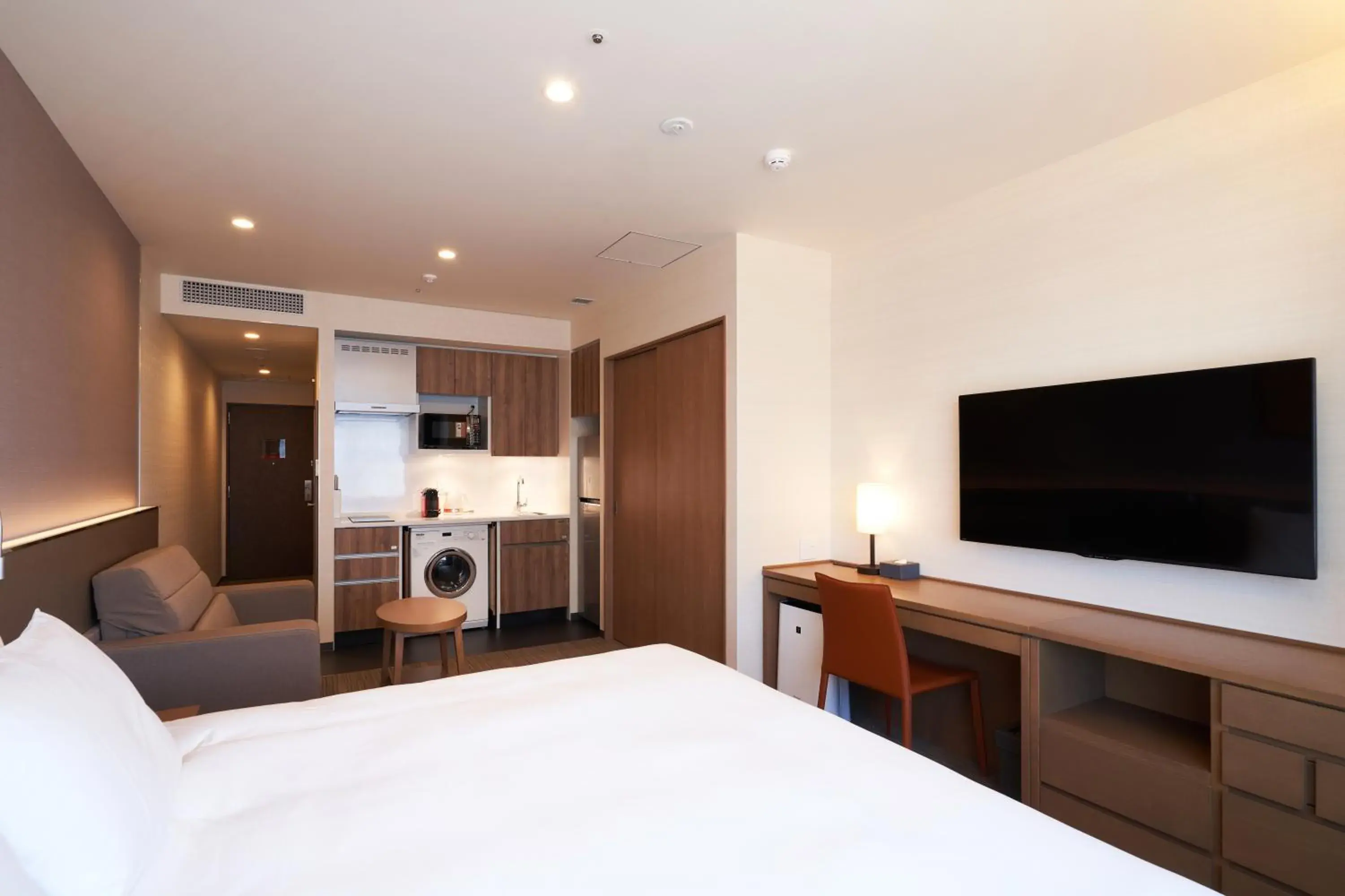 Kitchen or kitchenette, TV/Entertainment Center in Holiday Inn & Suites Shin Osaka, an IHG Hotel