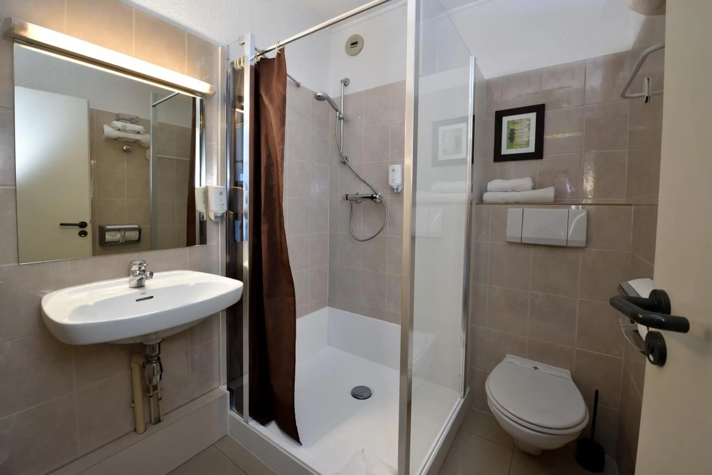 Shower, Bathroom in The Originals City, Hôtel du Faucigny, Cluses Ouest