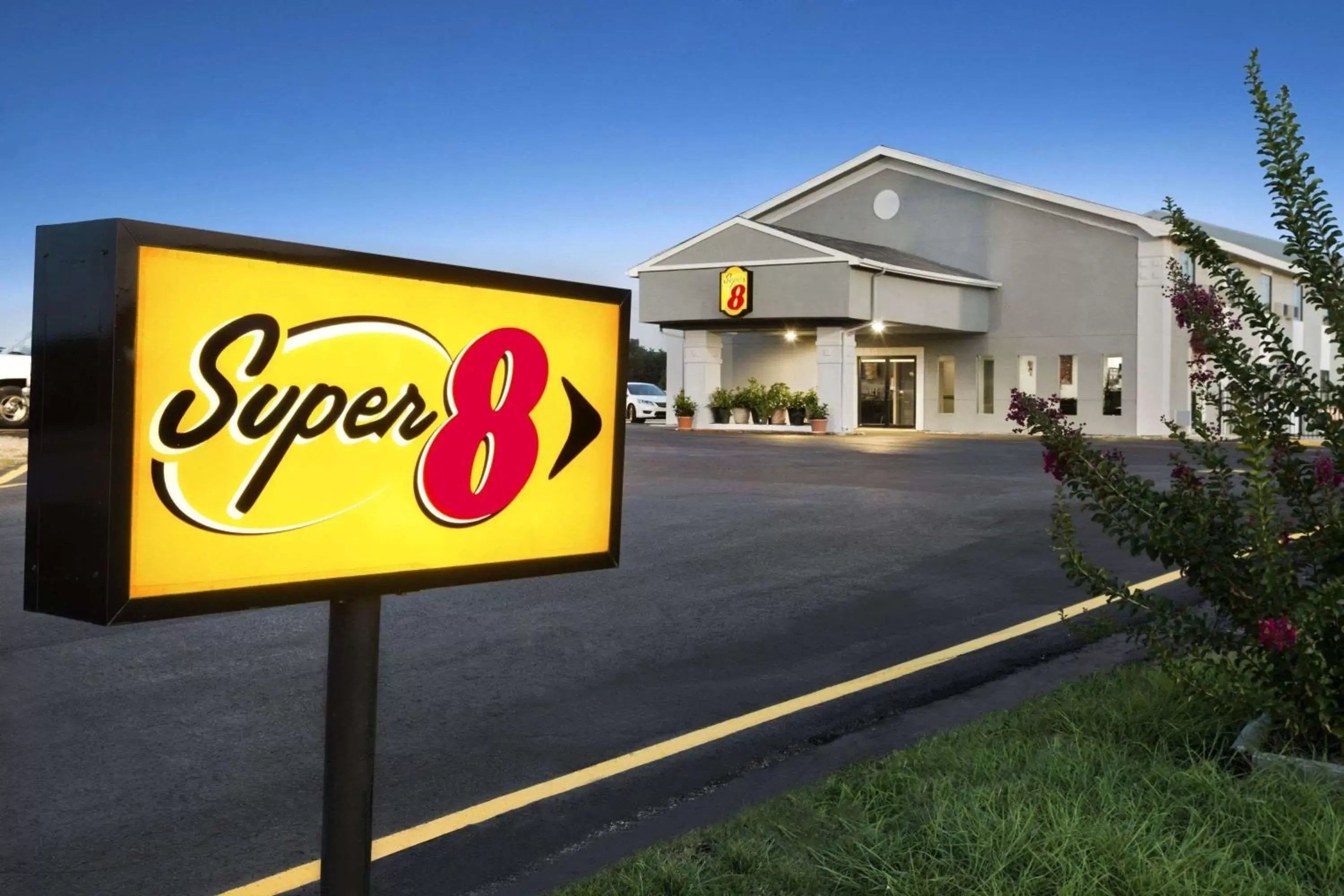 Property building in Super 8 by Wyndham Ardmore