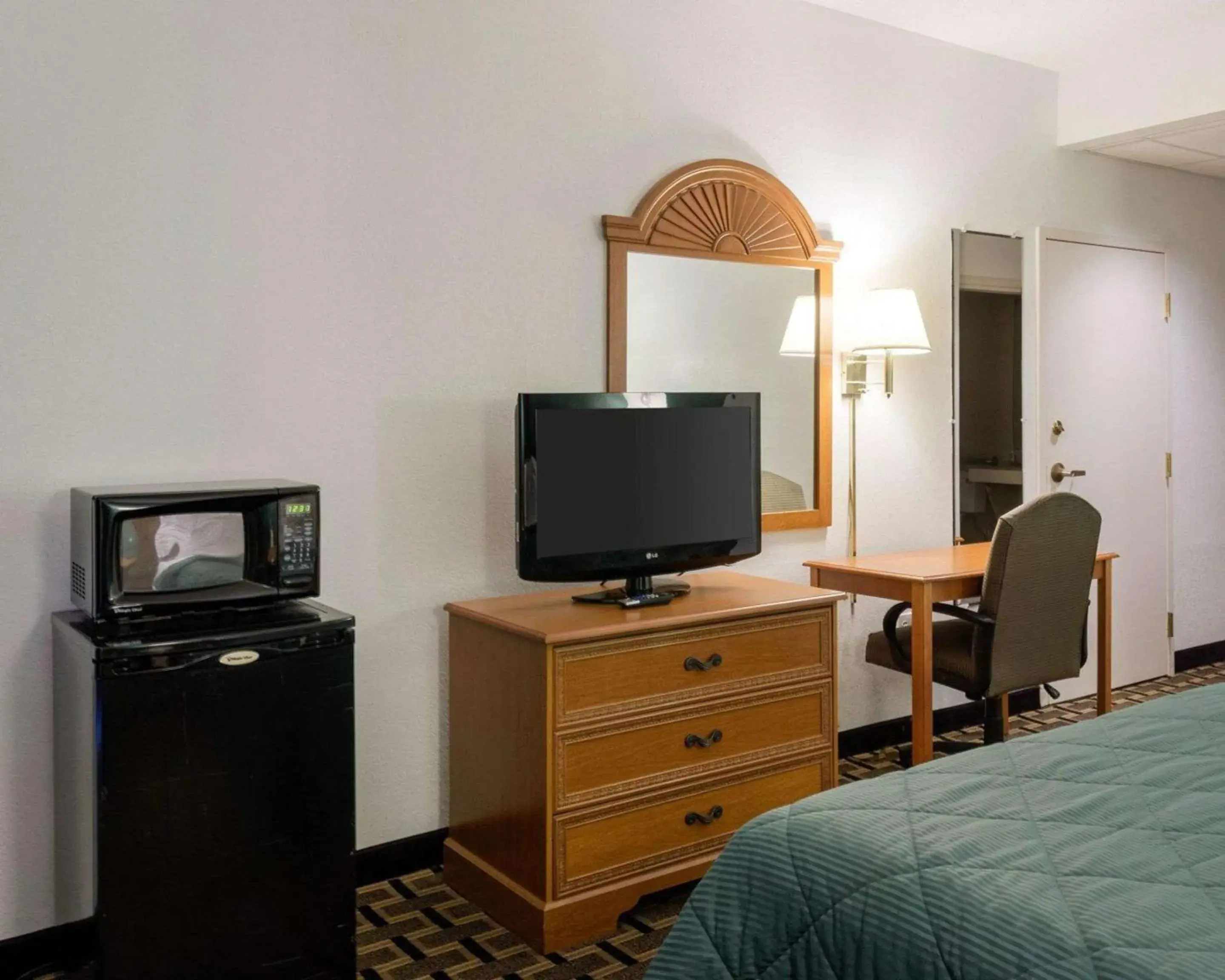 Photo of the whole room, TV/Entertainment Center in Quality Inn Magee