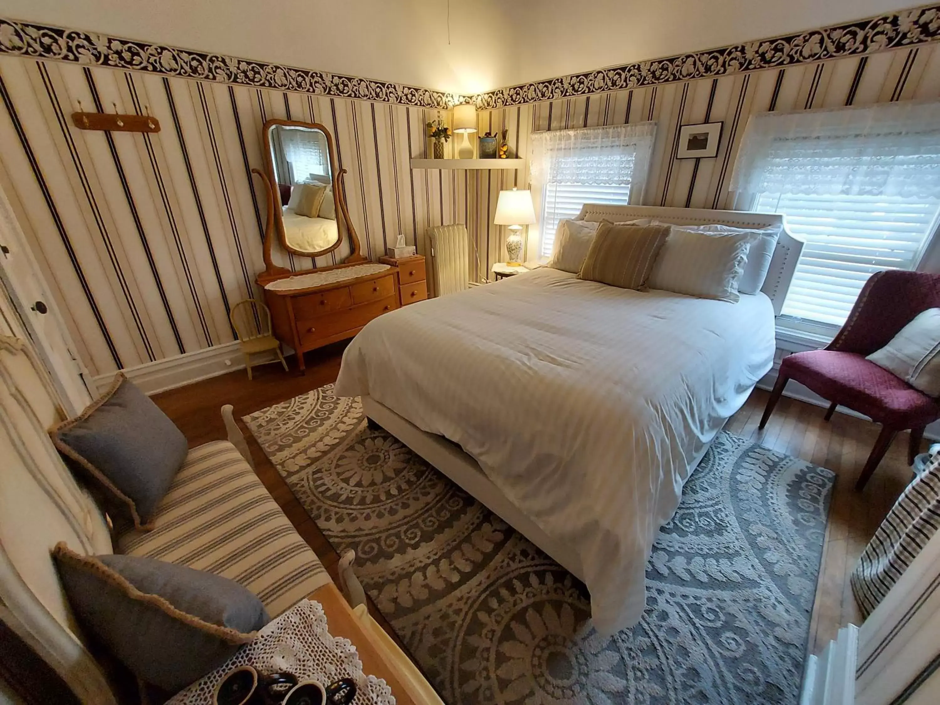 Bedroom, Bed in The Fresh Coast Inn at Ludington Bedroom, Bed in The Fresh Coast Inn at Ludington