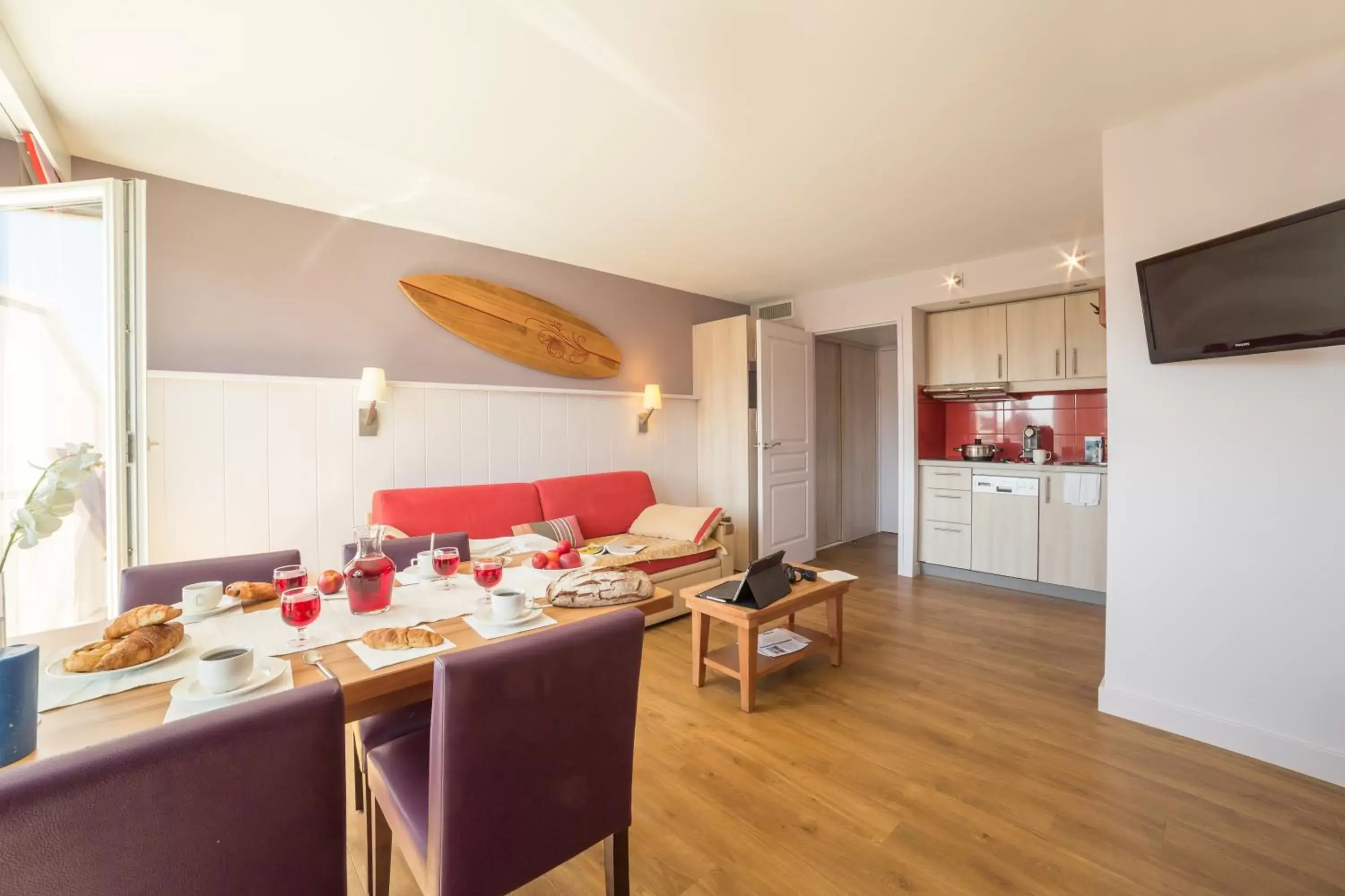 Communal lounge/ TV room, Kitchen/Kitchenette in Résidence Pierre & Vacances Premium Haguna