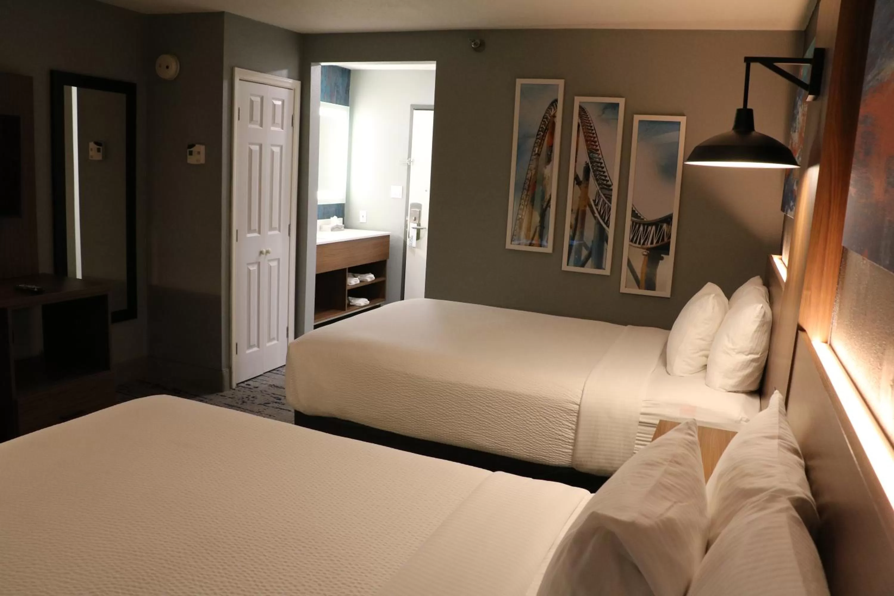 Photo of the whole room, Bed in La Quinta by Wyndham Chicago Gurnee