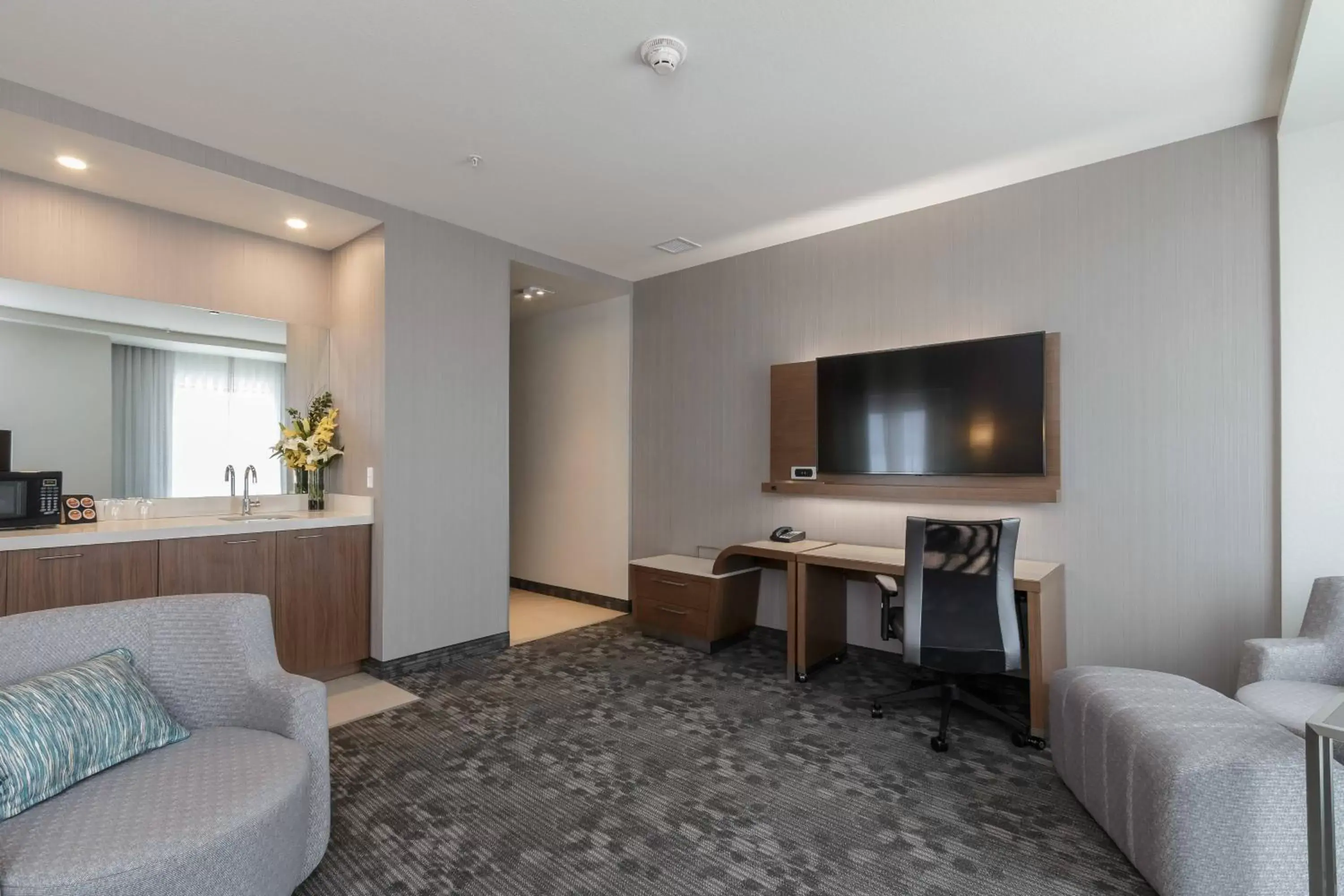 Photo of the whole room, Seating Area in Courtyard by Marriott South Bend Downtown