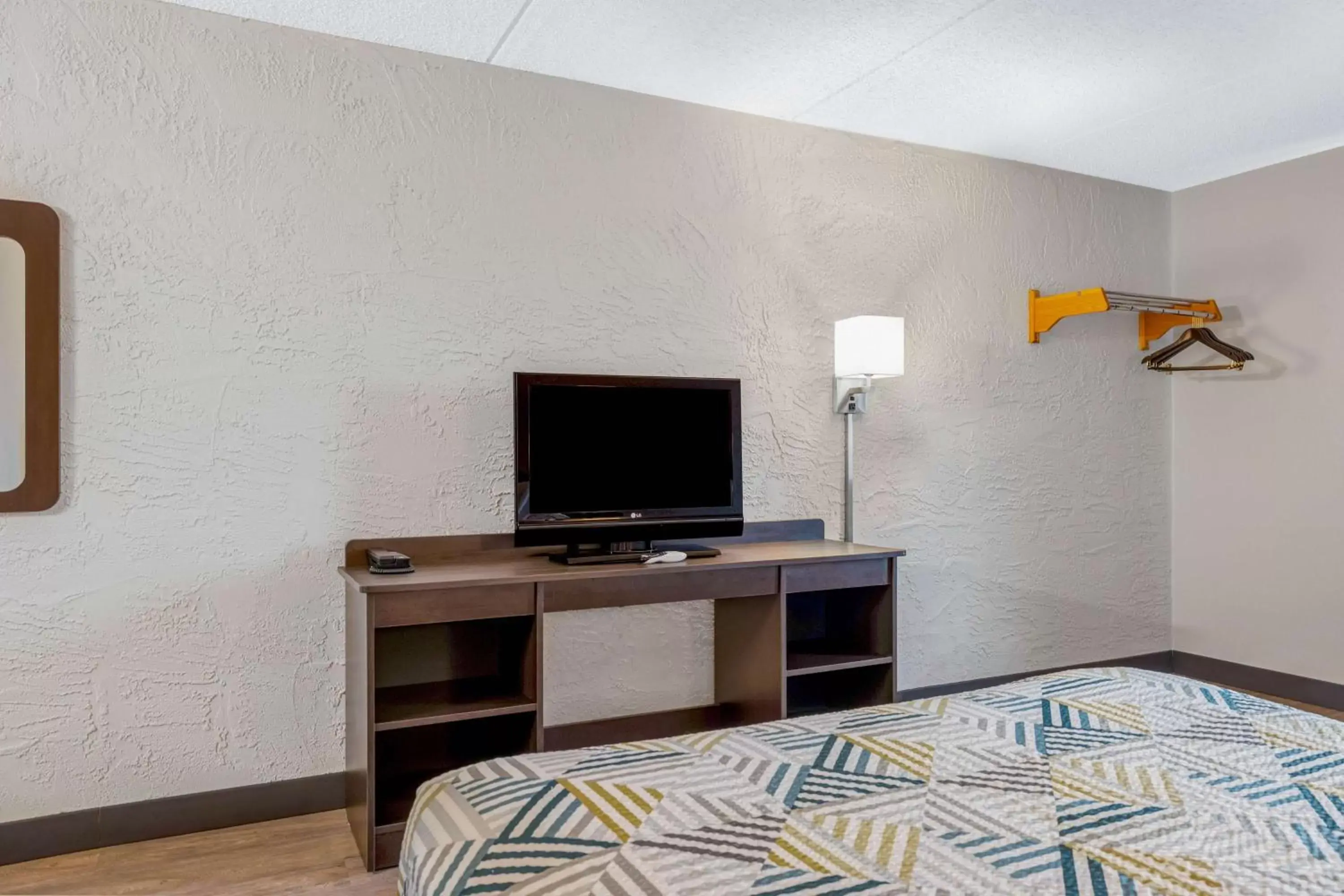 Bedroom, Bed in Motel 6-Elk Grove Village, IL - O'Hare Bedroom, Bed in Motel 6-Elk Grove Village, IL - O'Hare