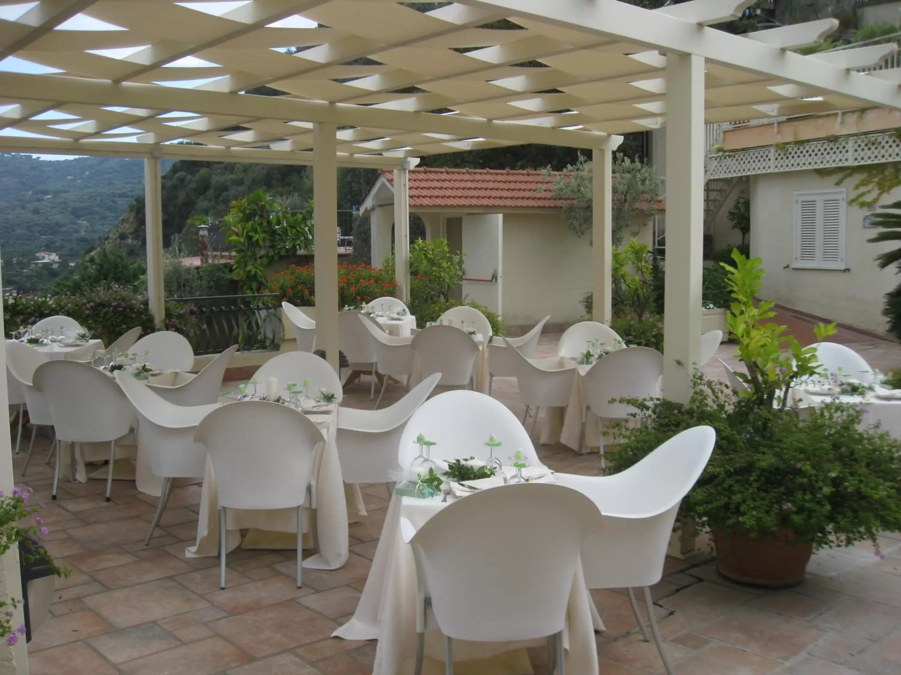 Business facilities, Restaurant/Places to Eat in Hotel Cristina