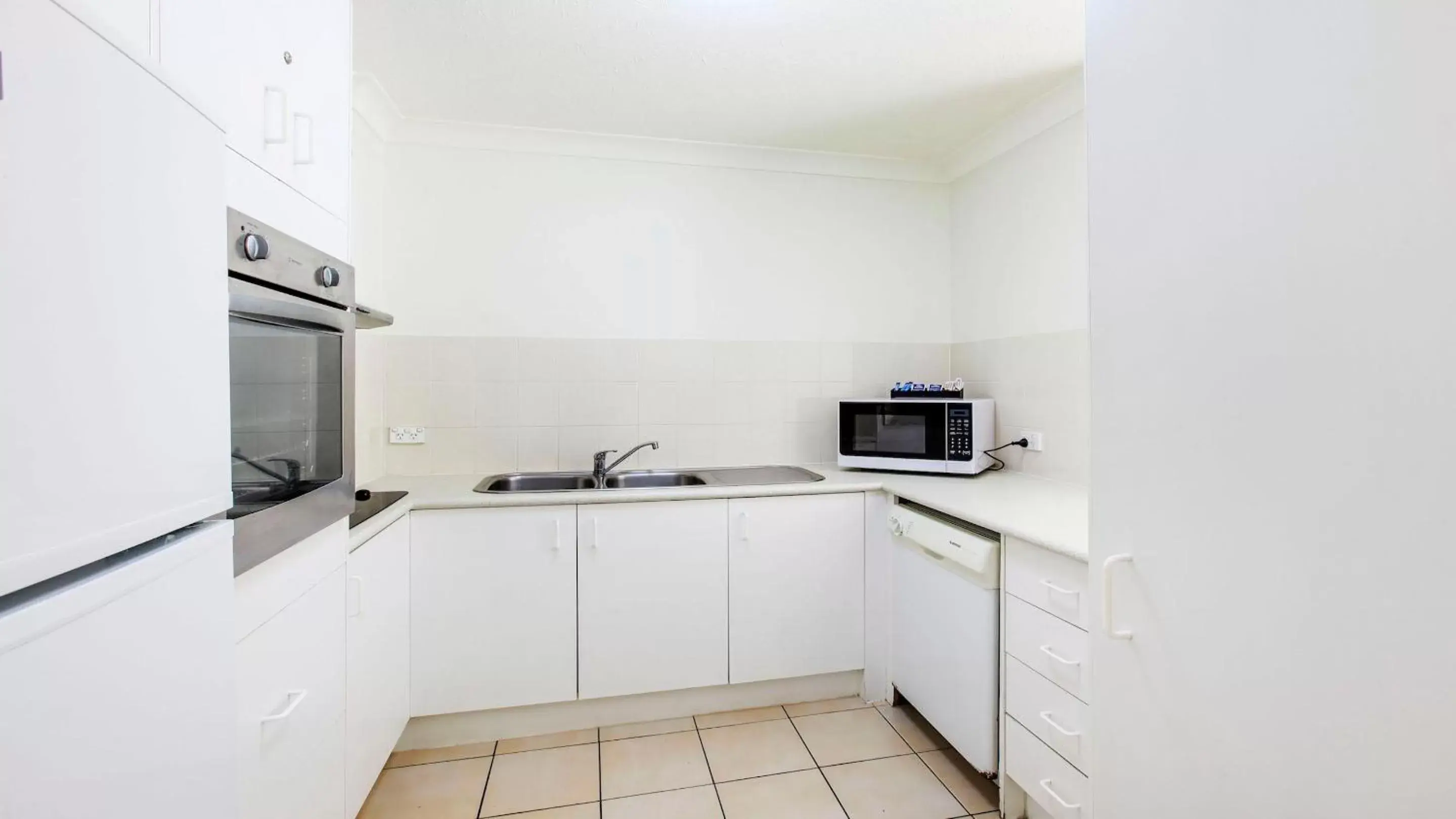 Kitchen/Kitchenette in Mari Court Resort