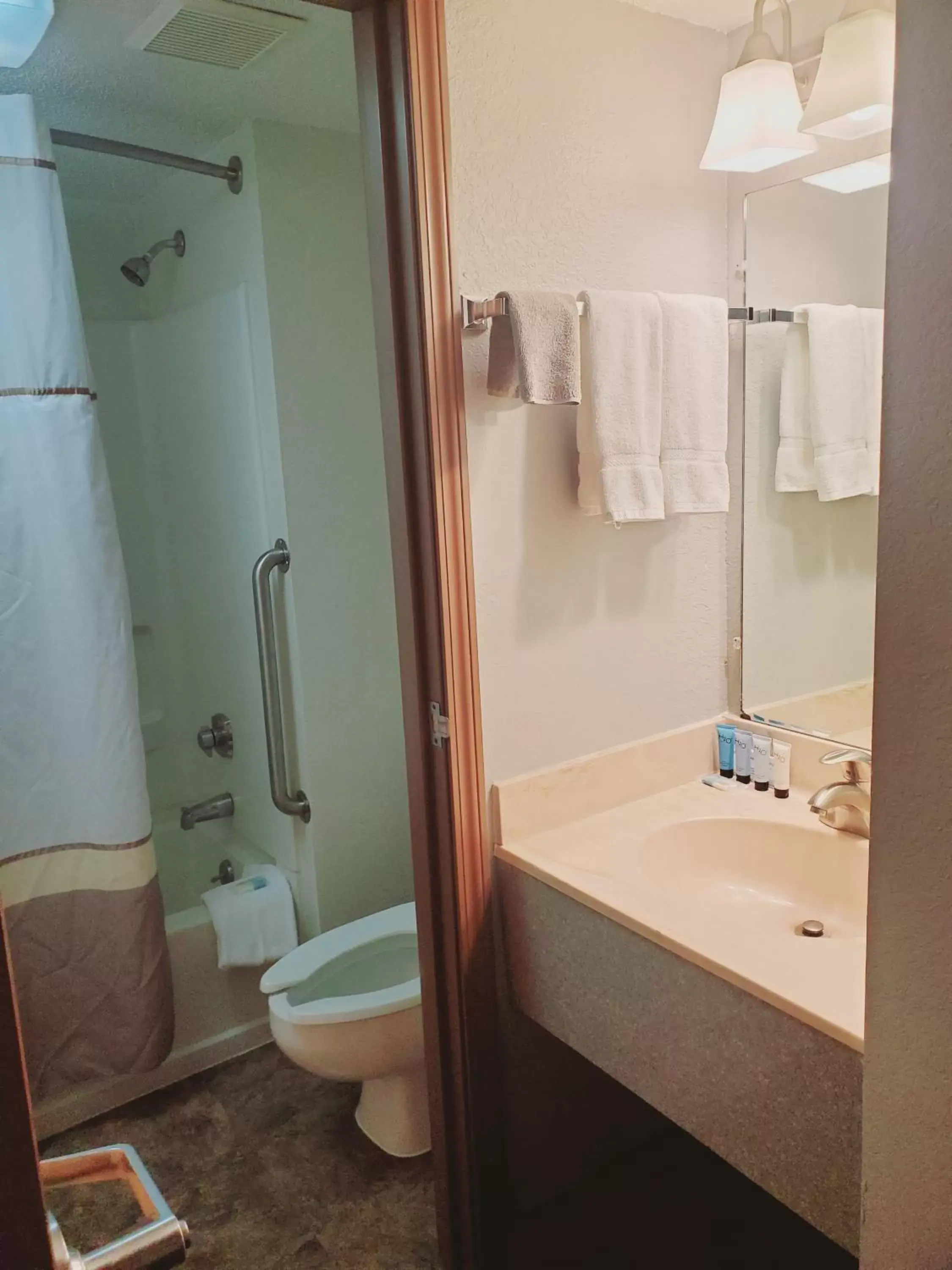 Bathroom in Blackstone Lodge and Suites