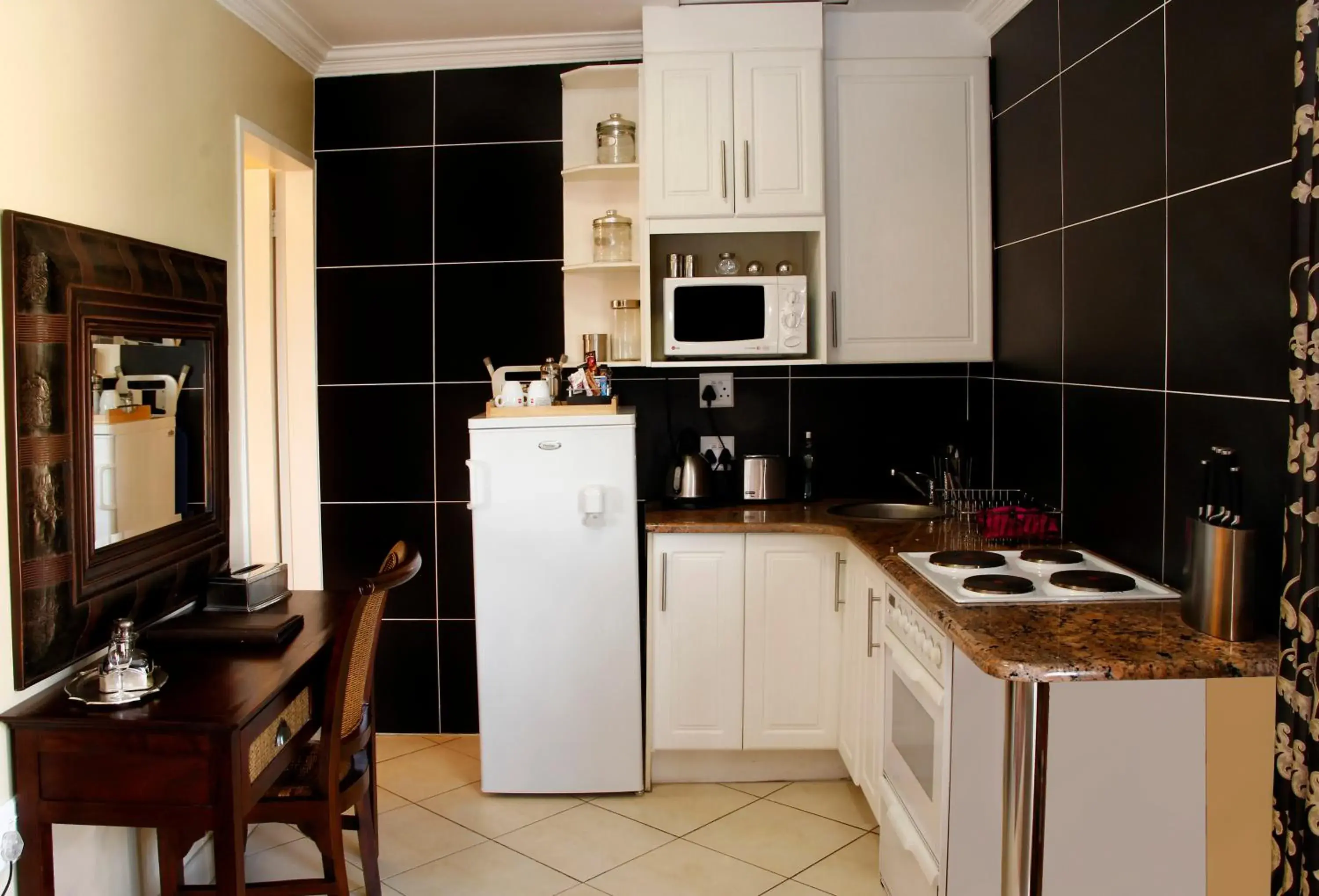 Kitchen or kitchenette, Kitchen/Kitchenette in Opikopi Guest House