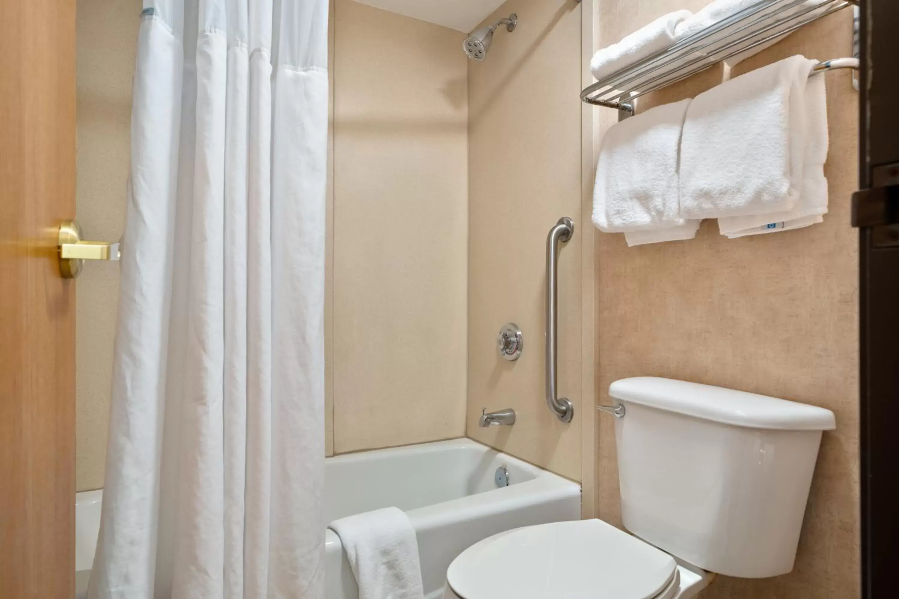 Bath, Bathroom in Ramada by Wyndham Sioux Falls Airport - Waterpark Resort & Event Center