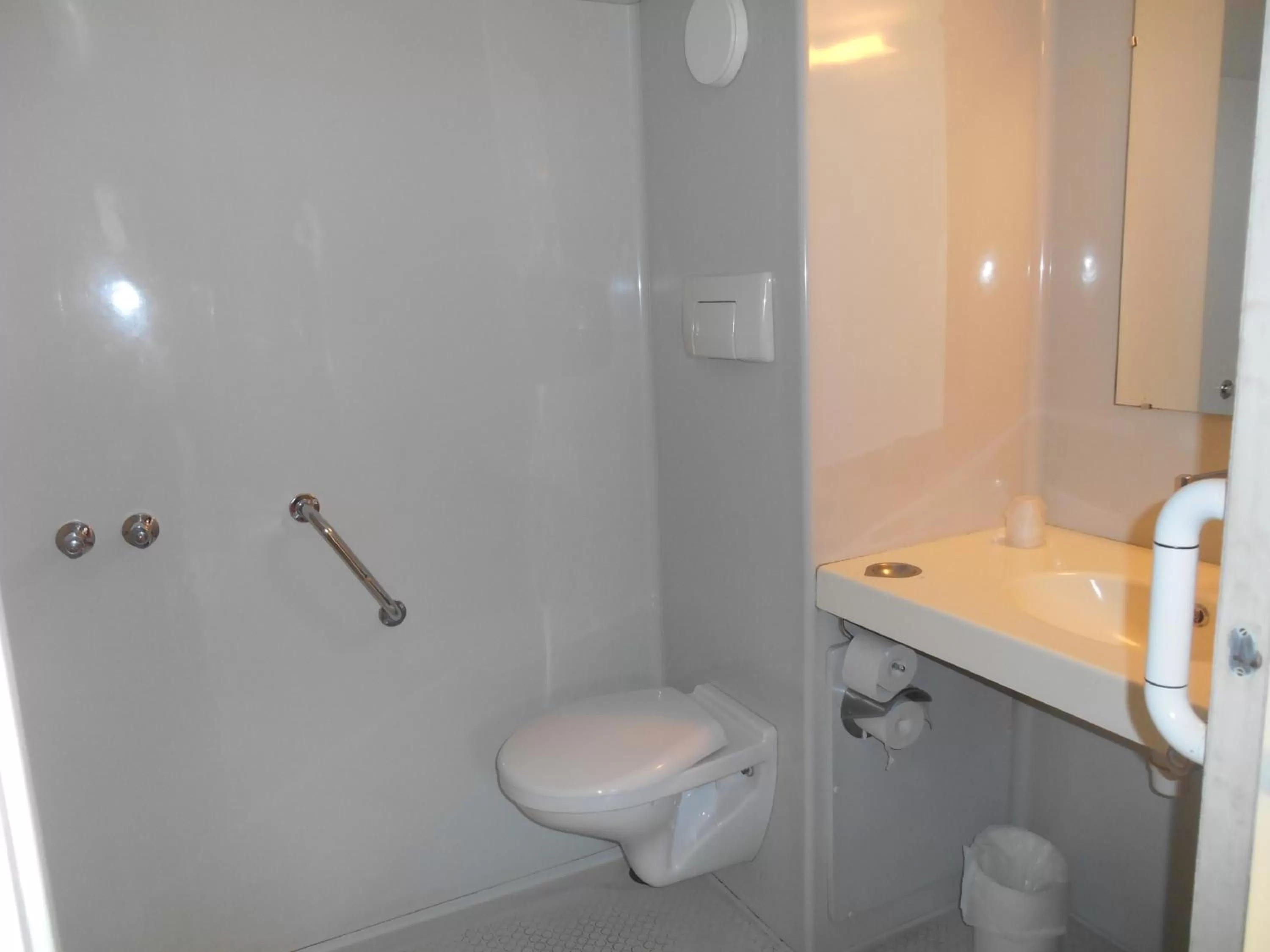 Toilet in Premiere Classe Brest Gouesnou Aeroport