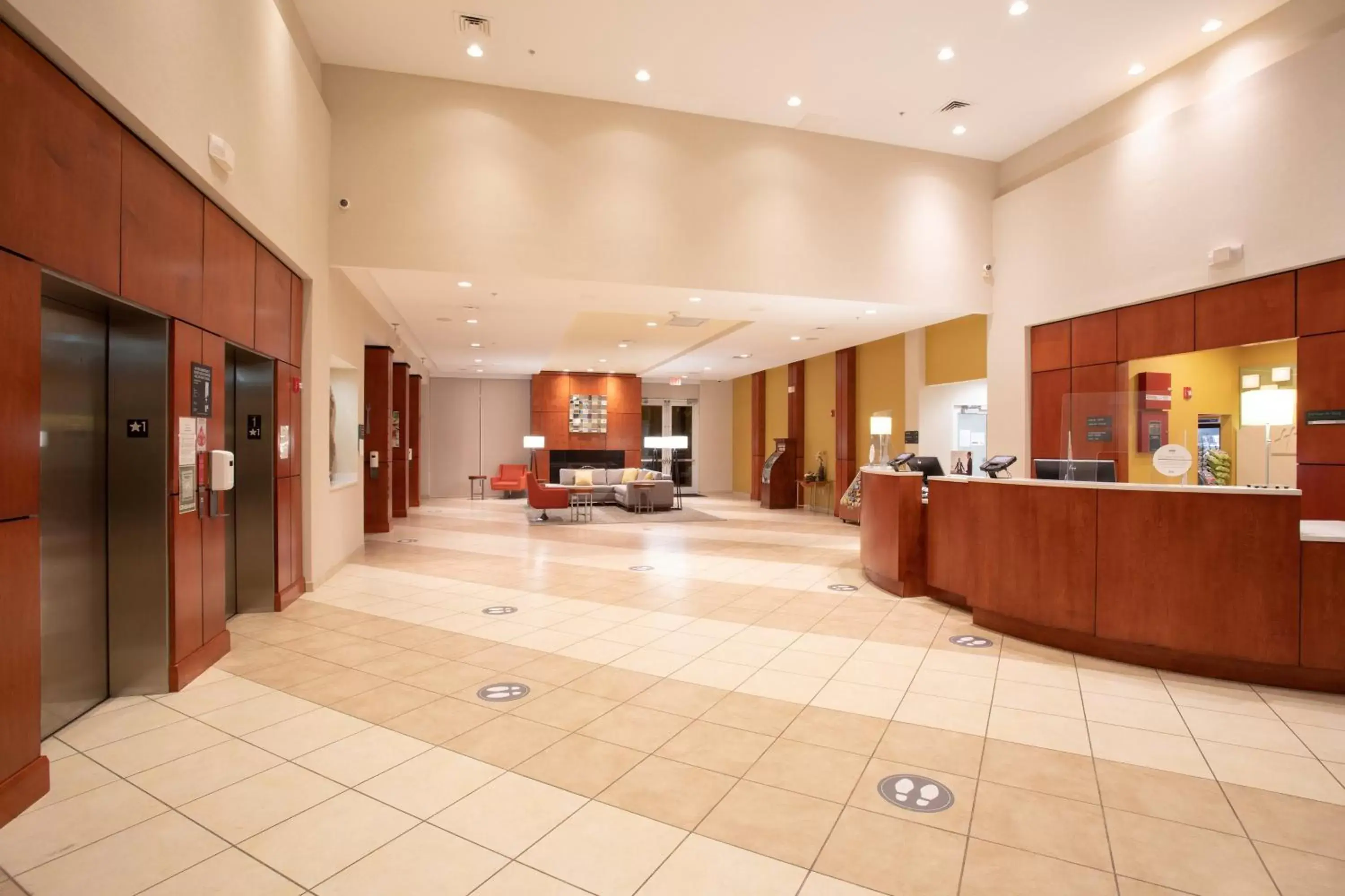 Property building, Lobby/Reception in Holiday Inn Winchester Southeast-Historic Gateway, an IHG Hotel