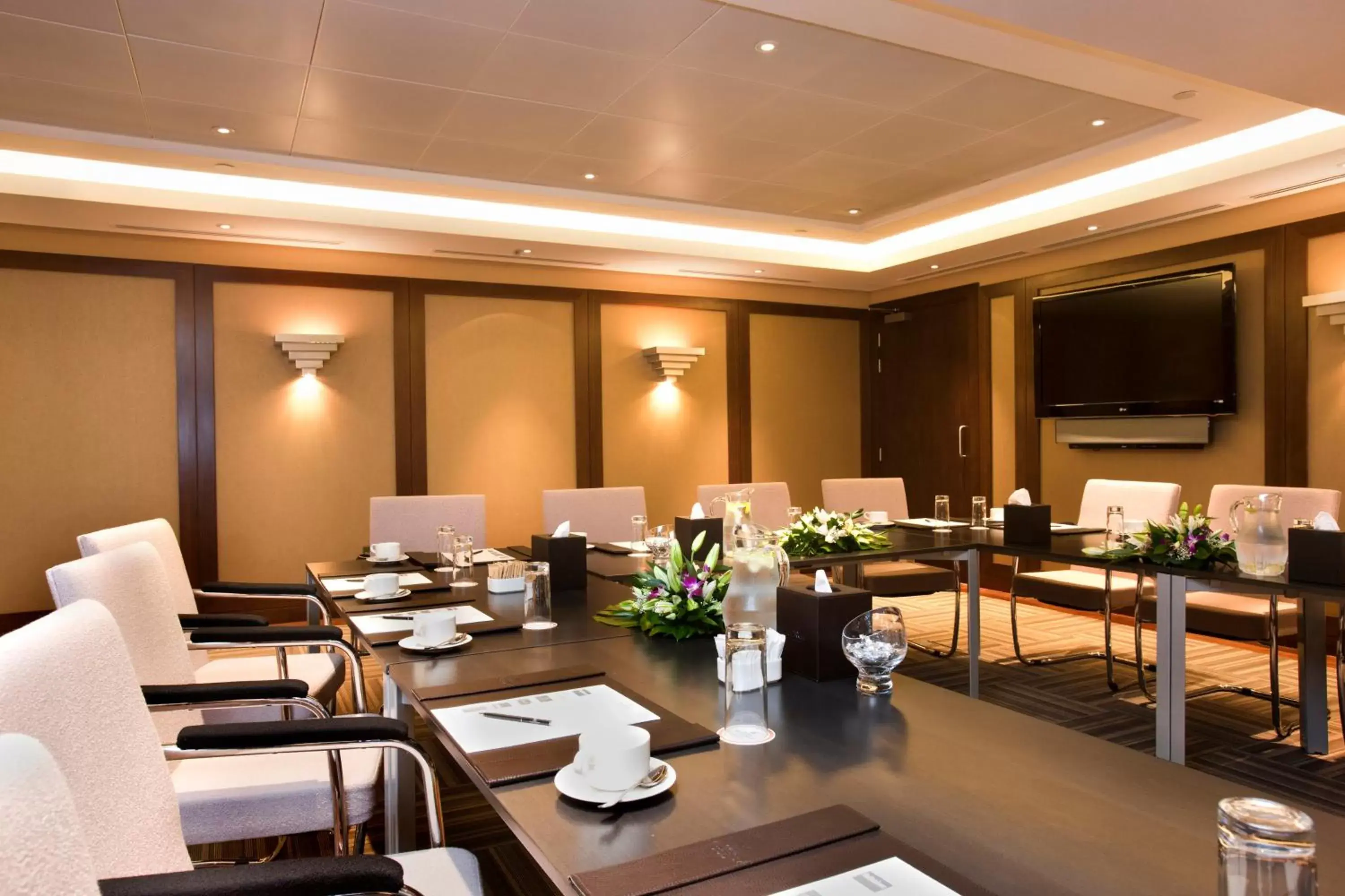 Business facilities, Restaurant/Places to Eat in Grand Millennium Al Wahda Hotel and Executive Apartments Abu Dhabi