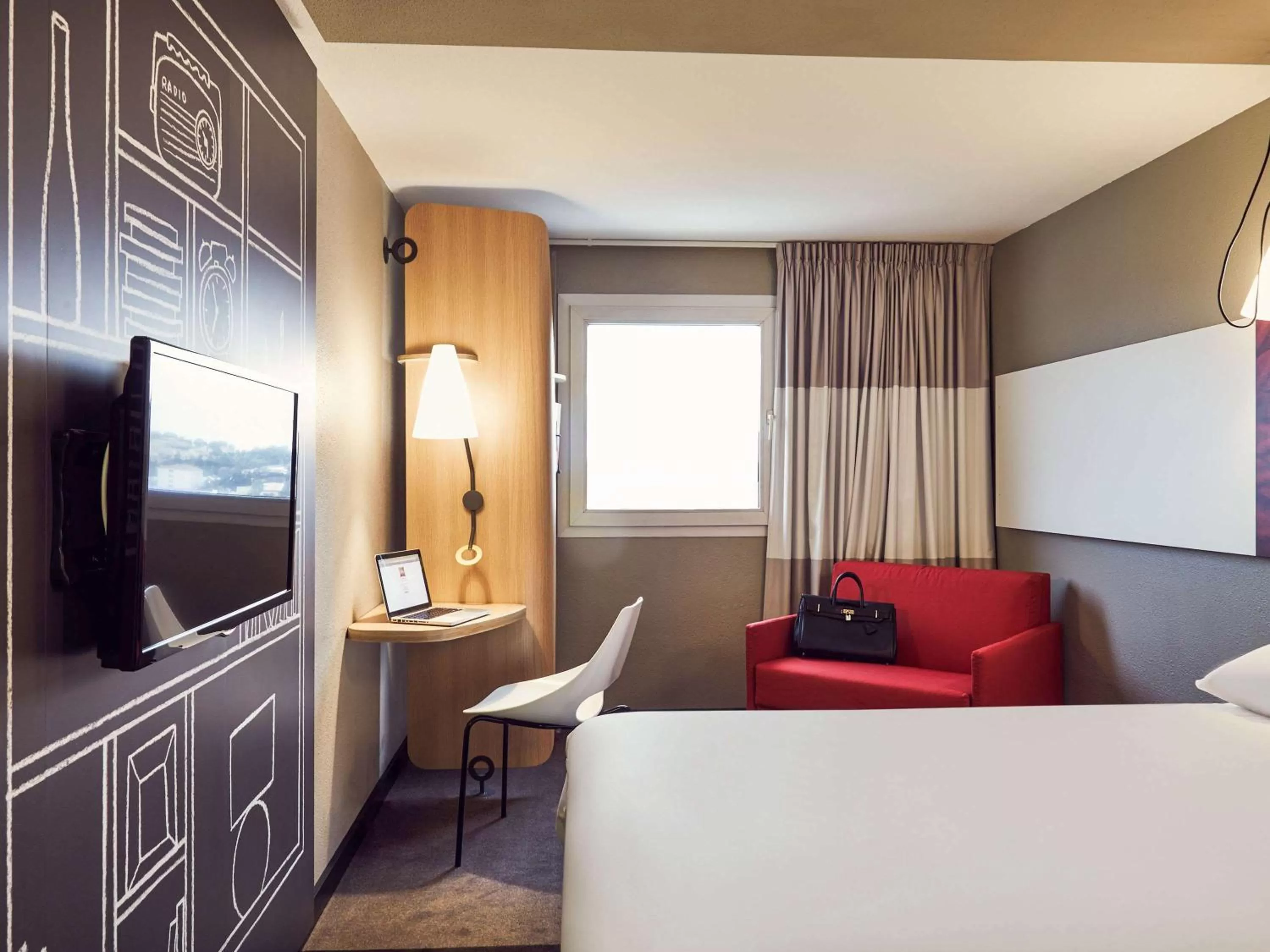 Photo of the whole room, Bed in ibis Toulon La Valette