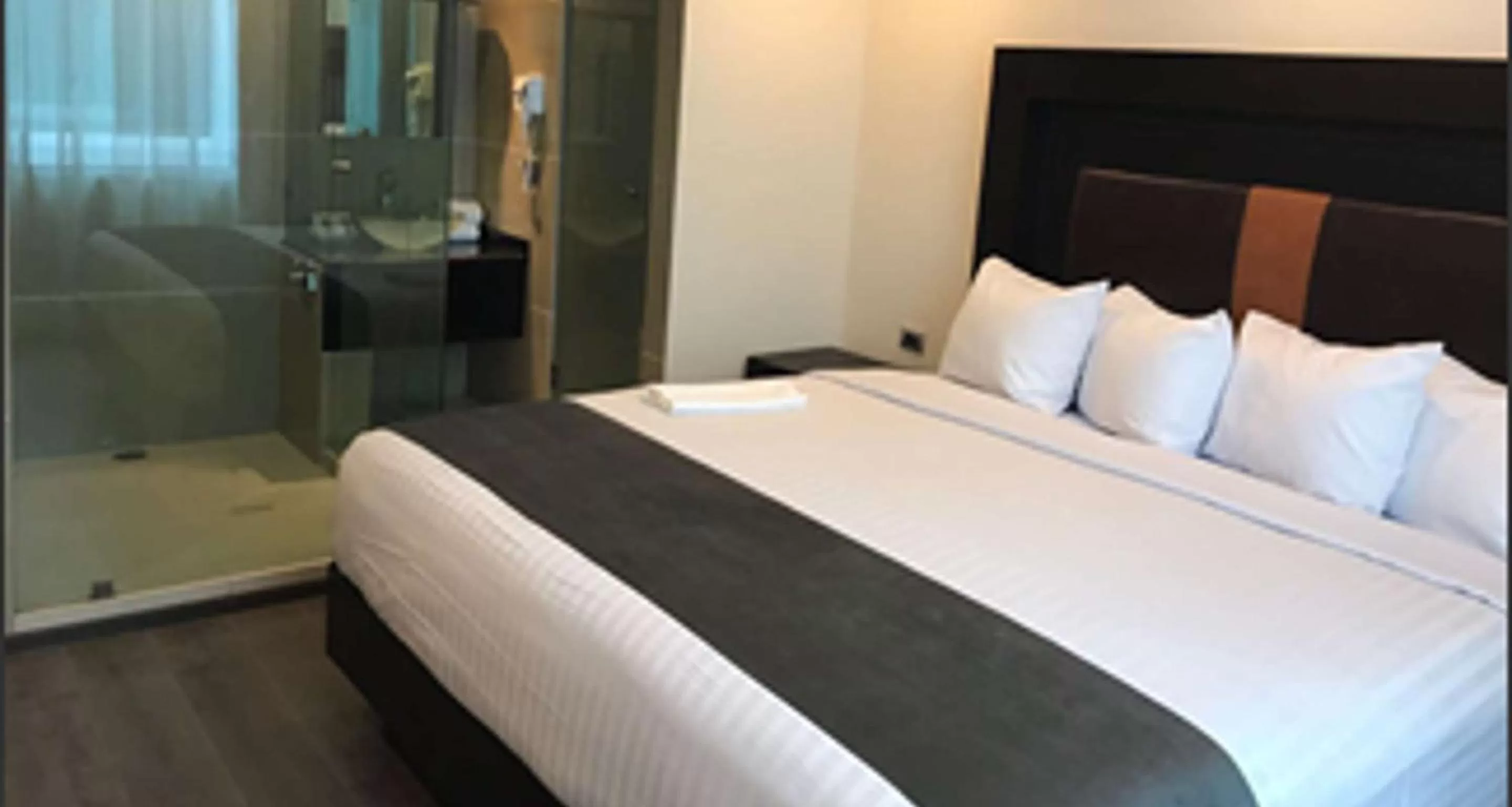 Photo of the whole room, Bed in Best Western Plus Metepec & Suites