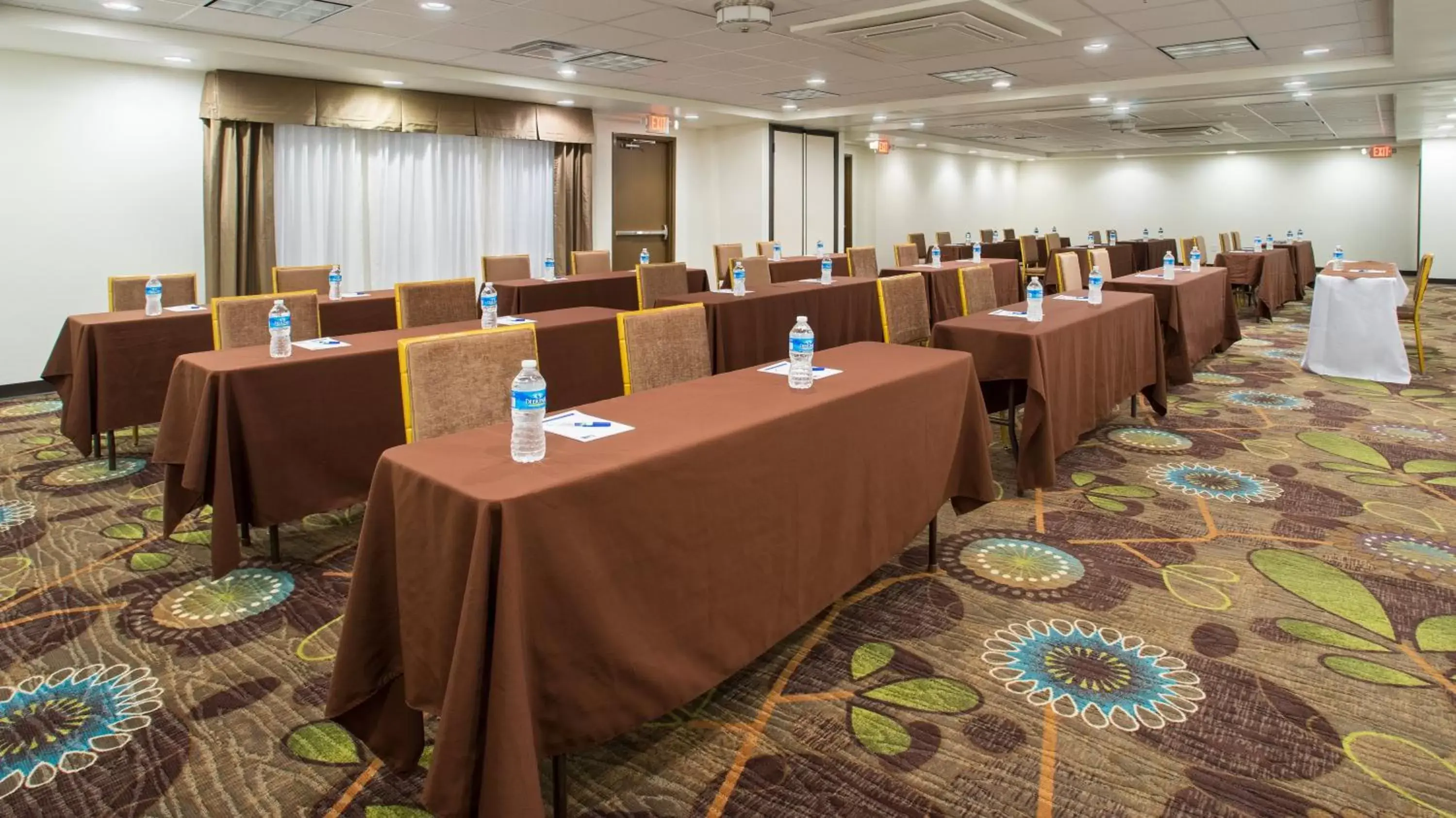 Meeting/conference room in Holiday Inn Express & Suites Wyomissing, an IHG Hotel