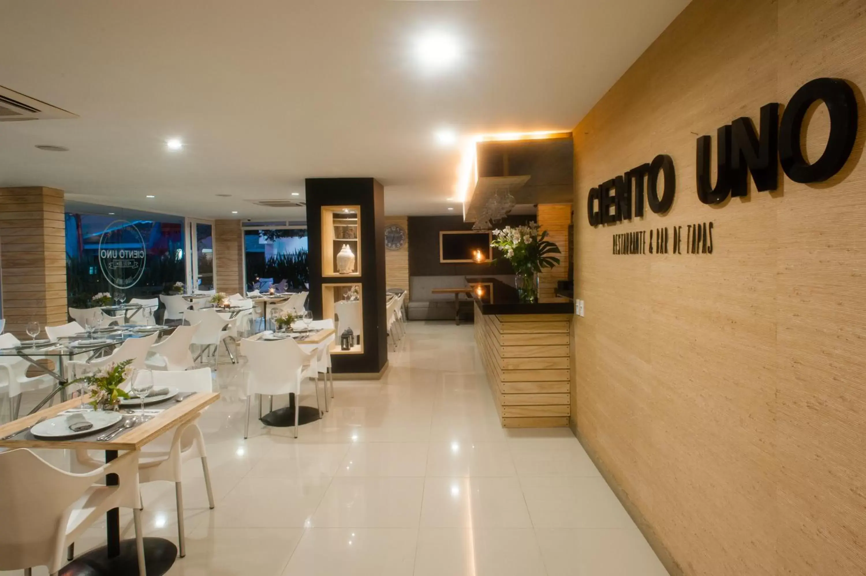 Restaurant/places to eat in Hotel MS Ciudad Jardin Plus