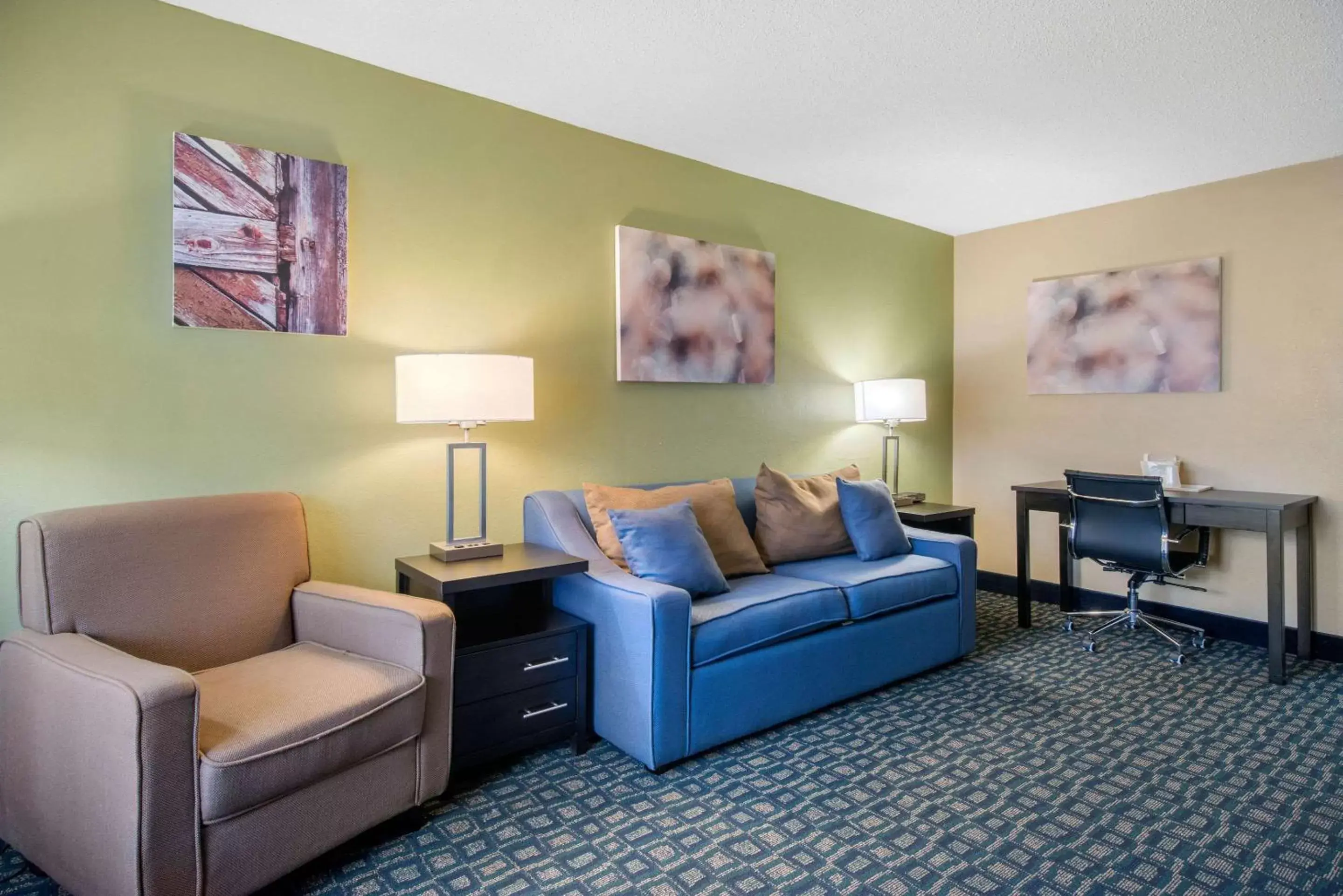 Photo of the whole room, Seating Area in Quality Inn & Suites Brooksville I-75/Dade City