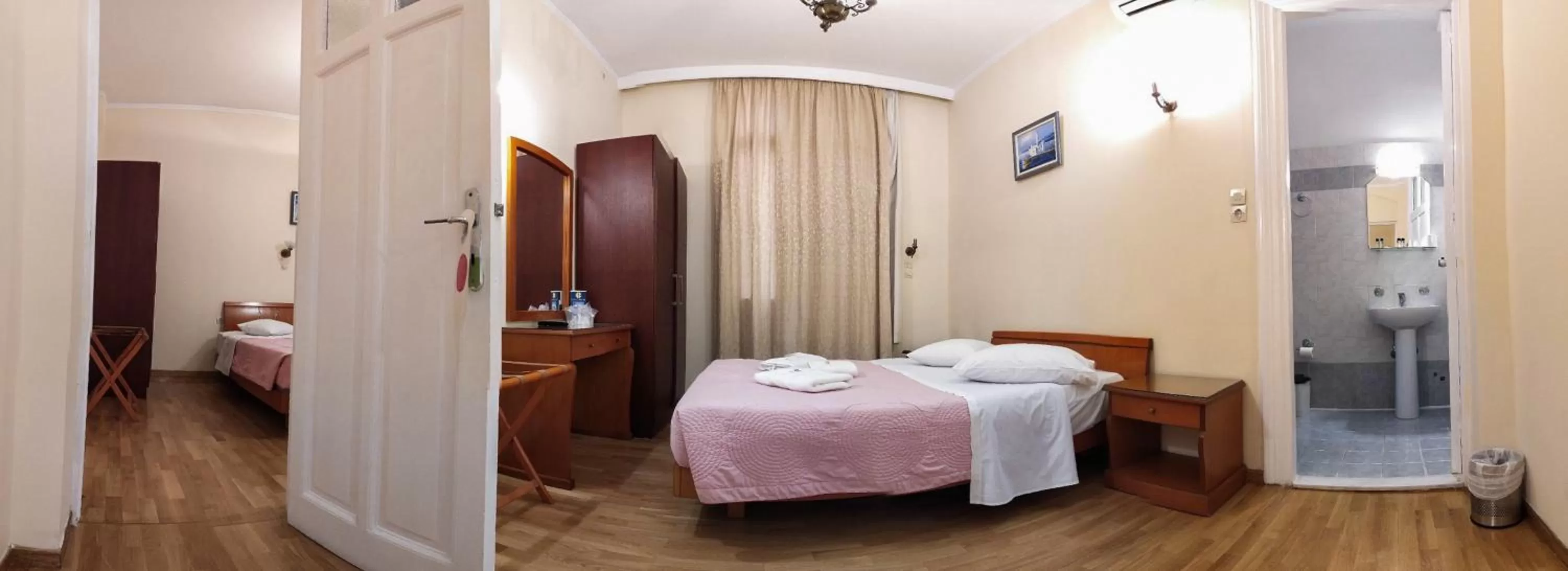 Photo of the whole room, Bed in Cecil Hotel