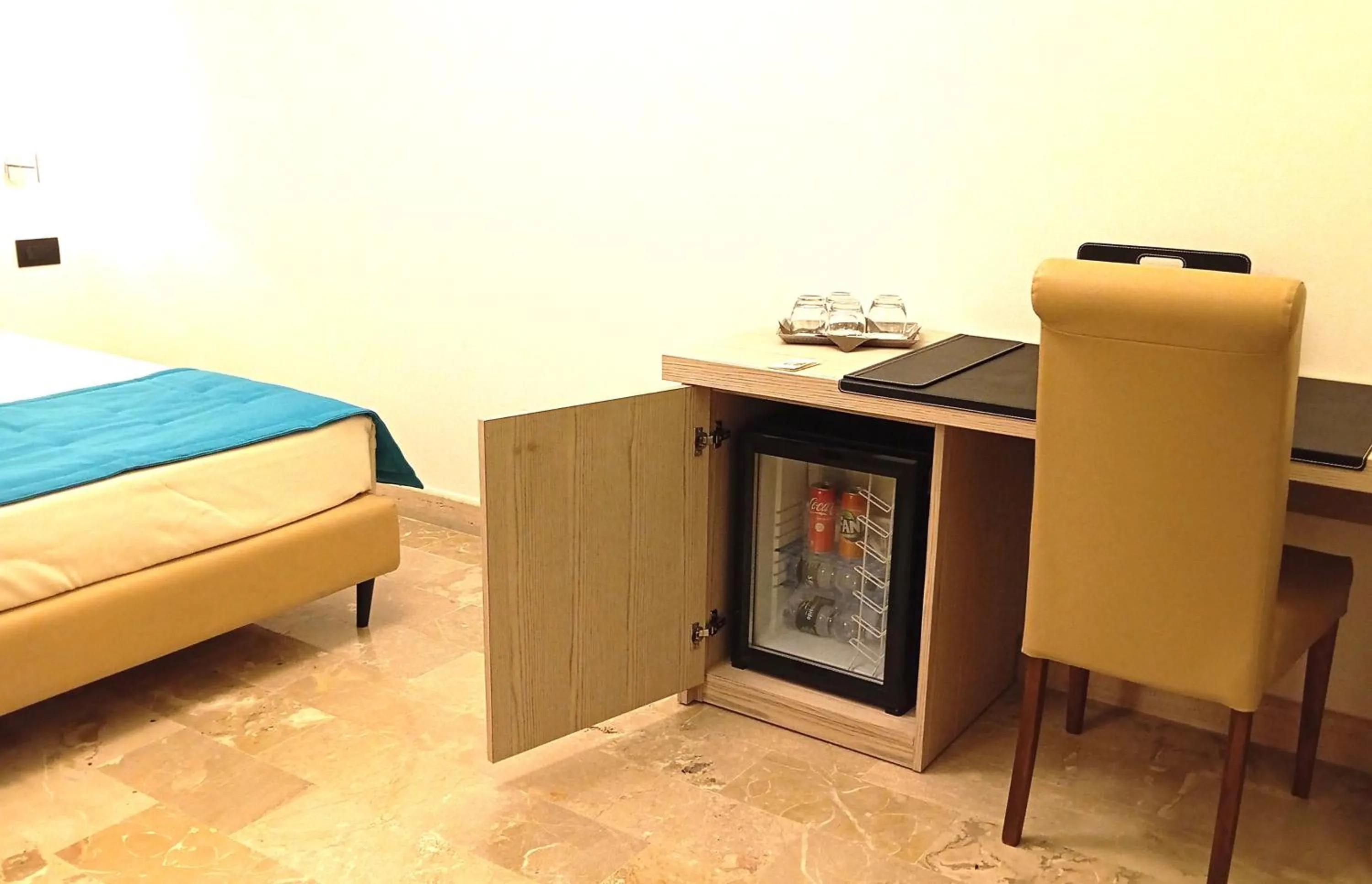 oven, Bed in BHB Hotel